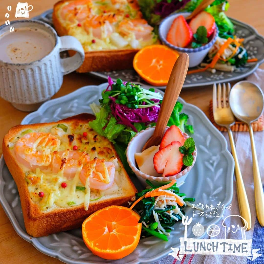 なっつ。さんのインスタグラム写真 - (なっつ。Instagram)「2021.2.21.Sunday PUNICAFE LUNCH. ❁ ある日のおうちごはん。 ・えび餅ネギチーズトースト ・サラダ (カイワレ/サニーレタス /紫キャベツのマリネ /粉チーズ/ブロッコリー) ・ナムル (ほうれん草/えのき/にんじん) ・ジーマミー豆腐の黒蜜がけいちごのっけ ・みかん ・カフェラテ ❁ えび餅ねぎチーズトースト♬ 最近お餅をトーストに アレンジにはまってる♡  お餅を小さく 20等分くらいに薄く切って みじん切りにした 白髪ねぎとチーズ マヨネーズをボウルで合えて トーストに乗せる。 剥きえびを乗せて 追いマヨネーズ！ そしてトーストして完成♡ 最高に美味しいのだ♡  ごちそうさまでした♬  今日は暖かくなりそうだ🌞 日曜日って響きも好き。 ・ ・ ・ #今週もいただきます#なっつごはん🍚」2月21日 10時01分 - punipopo