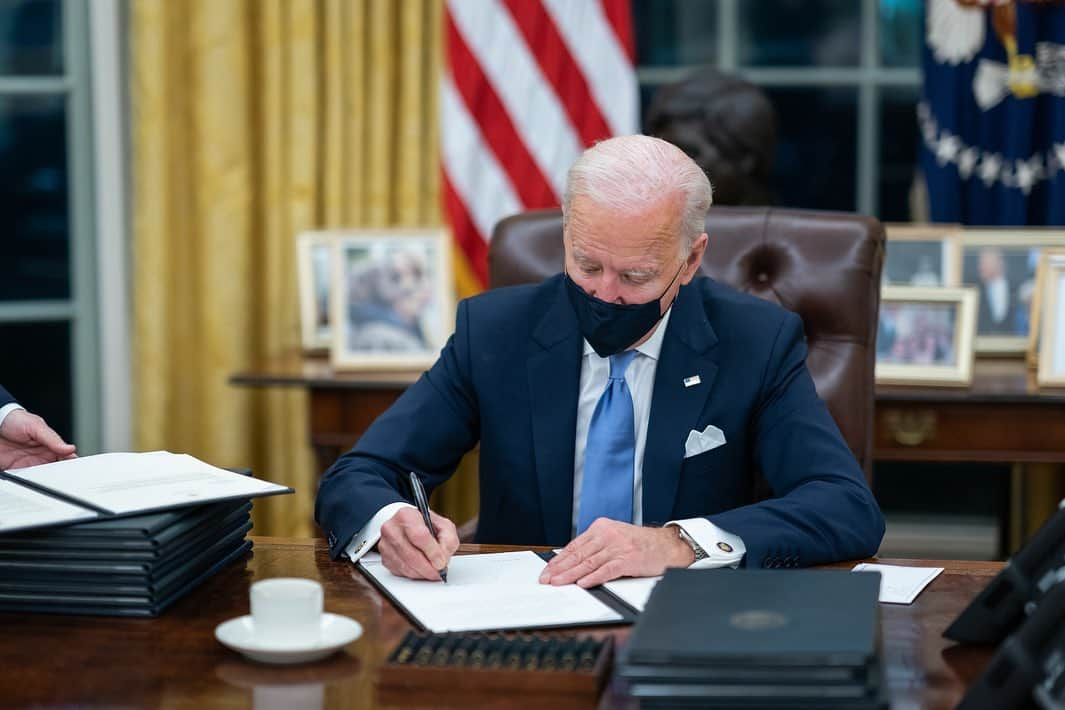 The White Houseさんのインスタグラム写真 - (The White HouseInstagram)「Today marks one month since President Biden and Vice President Harris took office. And during that month they’ve worked tirelessly to turn the page on the pandemic, jumpstart our economy, and tackle the crises we face.」2月21日 10時02分 - whitehouse