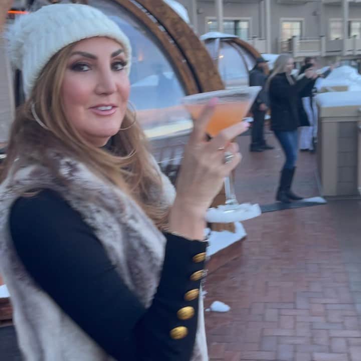 ヘザー・マクドナルドのインスタグラム：「Moms #itgetsbetter #skiing @montagedeervalley #juicyscoop #martini」