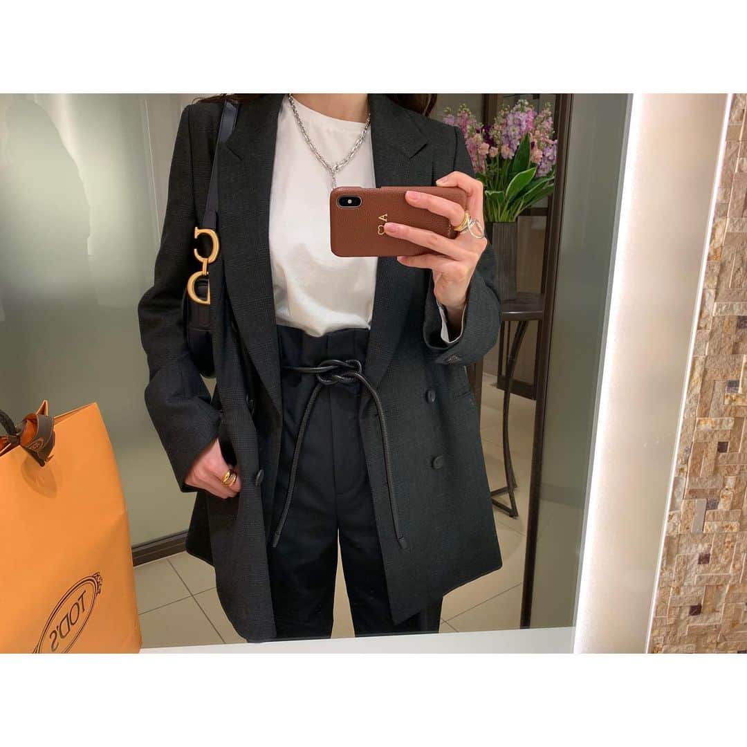 liiiiche23のインスタグラム：「・﻿ ・﻿ 早速パンツ初おろし💛﻿ 白Tにジャケット良いよね🧡﻿ 早くもっとあったかくなってほしい⛄️﻿ ・﻿ ・ #coordinate #code #fashion #instafashion #instagood #outfit #outfitoftheday #ootd #dailylook #dailylook_japan #dailylook_jp #31philliplim #philiplim #フィリップリム #uniqlo #uniqloginza #ユニクロ #白t #deuxiemeclasse #ドゥーズィエムクラス #ジャケット #dior #christiandior #diorbag #diorsaddlebag #ディオール #サドルバッグ #charlottechesnais #シャルロットシェネ #maisondesabre」
