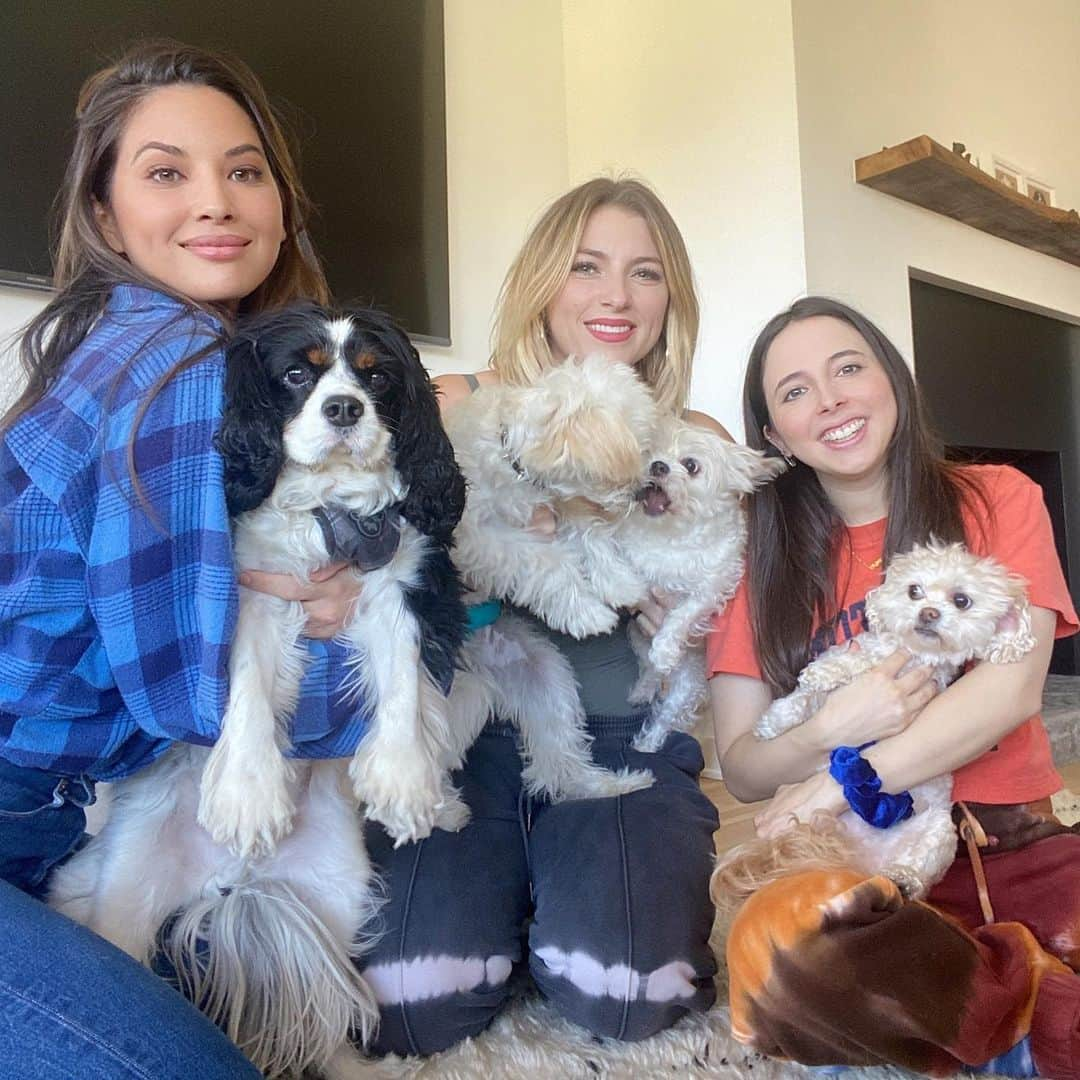 オリヴィア・マンさんのインスタグラム写真 - (オリヴィア・マンInstagram)「Family photos are tough as shit to take. 👉🏼SWIPE @esthermonster @annielederman 🐶🐶🐶🐶💘💘」2月21日 10時09分 - oliviamunn