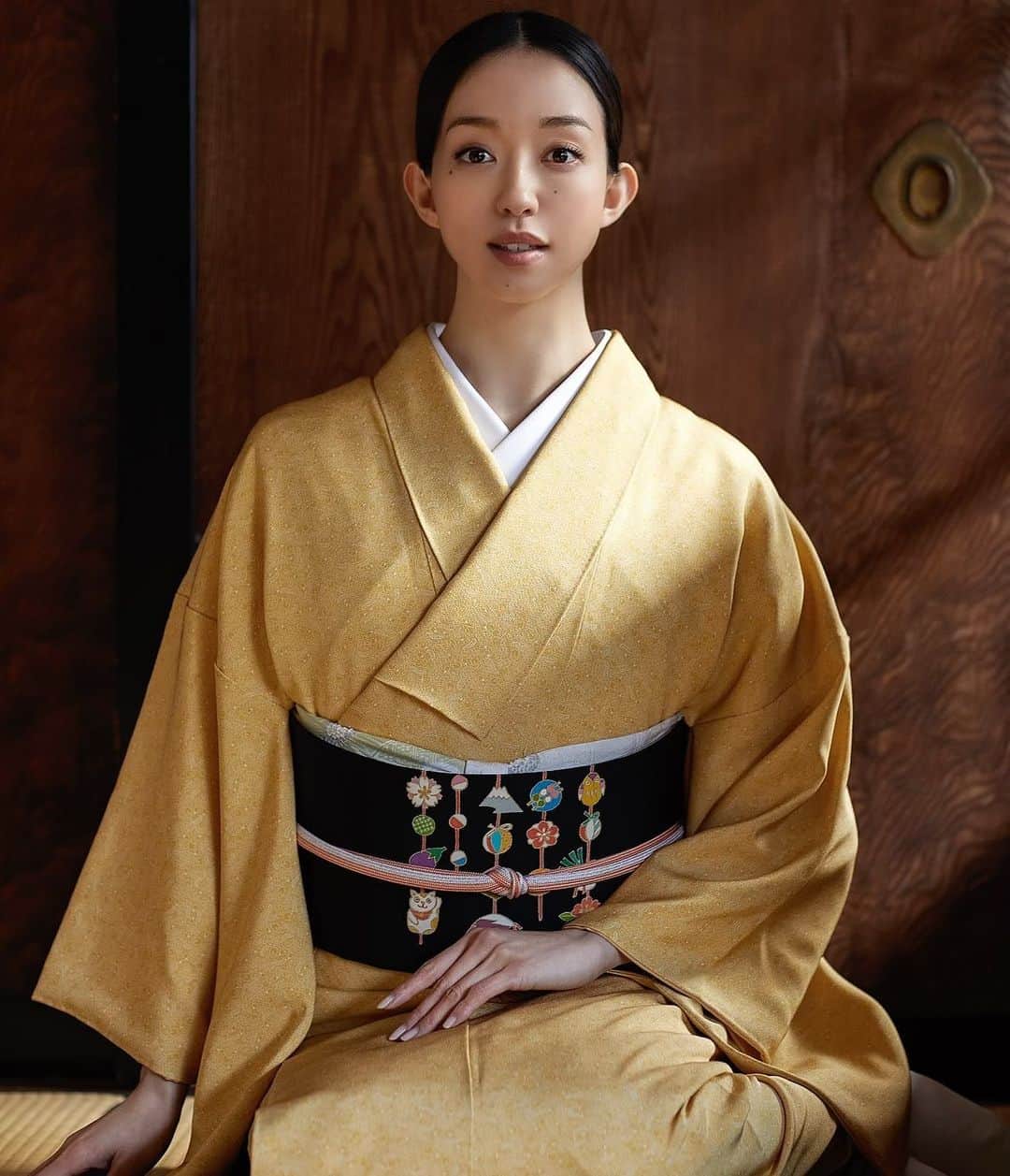のインスタグラム：「: "美しいキモノ"発売中です💛 2021年はこの撮影でスタートし📷 あっという間に2月も下旬😌 久しぶりの着物撮影だったので、 よかったらチェックして下さい👘✨ : #2月20日発売 #美しいキモノ #着物」