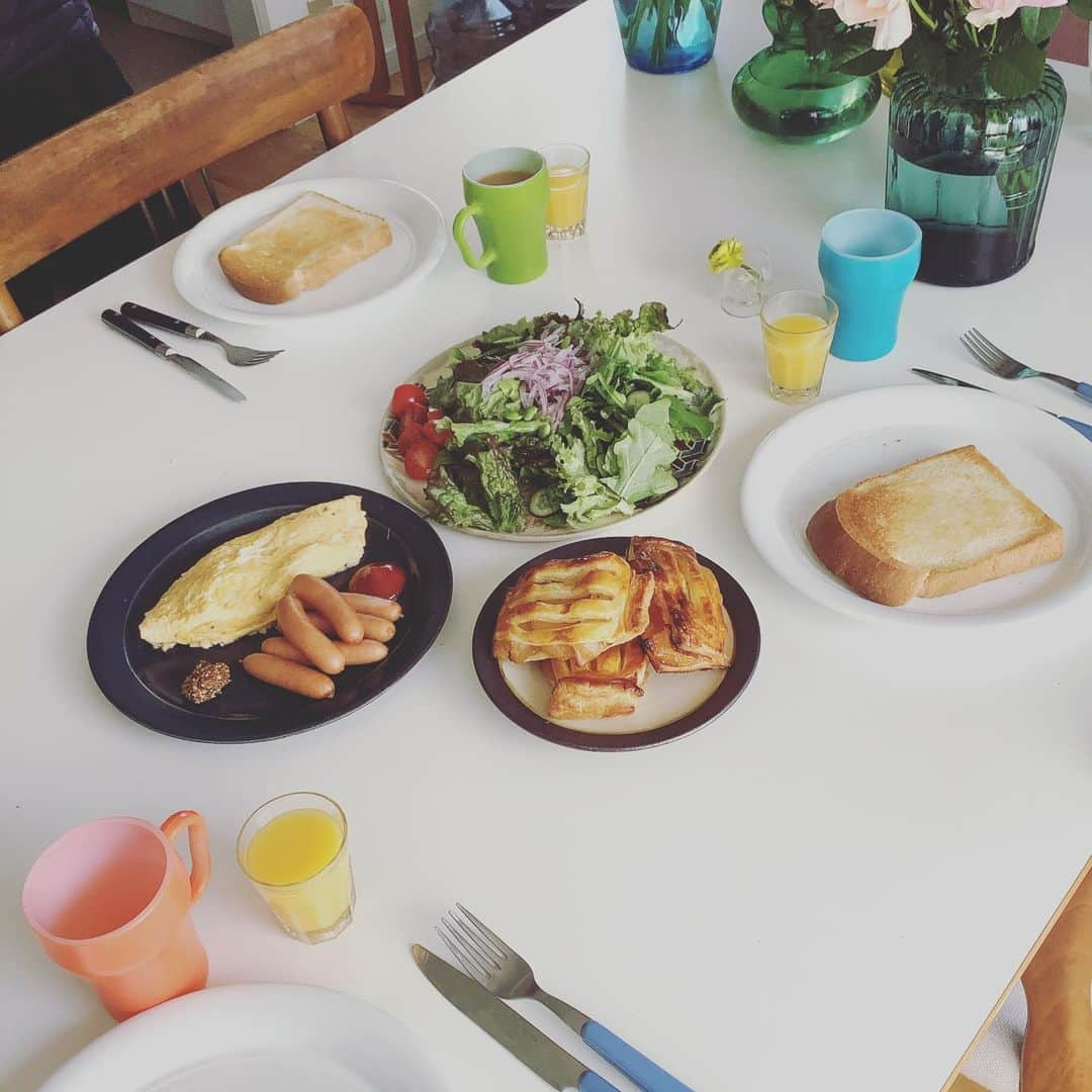 丸山敬太さんのインスタグラム写真 - (丸山敬太Instagram)「休日の朝ご飯 もりもり食べよ。  今日は春めいたいいお天気です。 隣の庭の梅の木が満開で 甘やかに香りが部屋中に。  佳き日のはじまり」2月21日 10時13分 - keitamaruyama