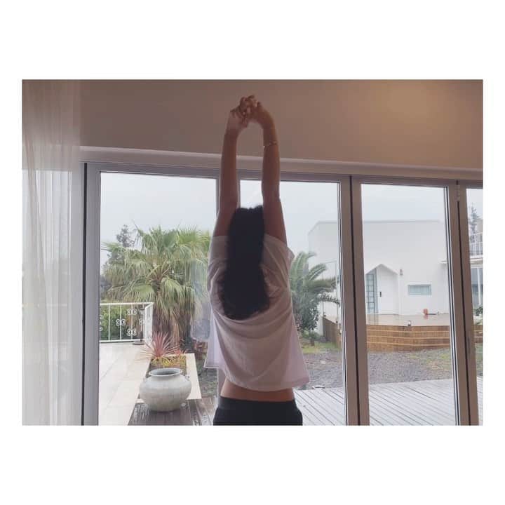 チン・ジェヨンのインスタグラム：「[커밍순 #cont_공동구매 ] . 딱 1년전 영상이네요.  어수선한 1년을보내며  많은 걱정과 스트레스속에서 스스로 다독여가며 참아내야하는것들이 정말많았죠.   지치고 피로가 가시지않는컨디션.  속이불편한것도 스트레스의영향이라 요즘 힘들어하는 남편먹이려 비로소를챙기셨는데  답답한속이 편안해지는느낌  컨디션과 피부톤도 밝아지는느낌 비로소 효과를보신분들이 정말많으세요.  . 저는, 하루 2번 식후먹는데요. 빠른효과를위해 한번에 2포를드셔도좋아요. 첨가제가들어있지않은  100% 순수발효효소이기때문에 몸에 무리가없어요. (소화제 자주드시는분들은 소화제내성이생겨 소화기능이떨어져요) . *비로소는,  유산균. 홍삼과 같이드시면 더 효과가좋아요.  . 🤎비로소는, 100%곡물만을 발효해서만든 발효효소로, 발효과정을 거친원료외의, 다른원료는 전혀사용하지않은 유일성을 가진 효소입니다.  . 🏷비로소 체크포인트 ▪️100%발효효소. ▪️순수발효과정을 거친100% 곡물원료사용. ▪8가지 통곡물발효. ▪정제효소x, 첨가물x  ▪1포당 3.7g중량제조 ♥️시중의 효소 제품들은  1포에 3g으로 나오는 제품이 대부분이나  비로소는 0.7g의 진정성을 더 담아내어 1포에 3.7g입니다. . 🏷월요일, 22일 오전11시만나요.  only콘티에서만 가능한 가격혜택입니다.  *23일부터 순차발송시작되어요.  . #콘티✖️비로소 (22-24) #진재영_ucc @con.t_commerce  @biroso_official  . .」