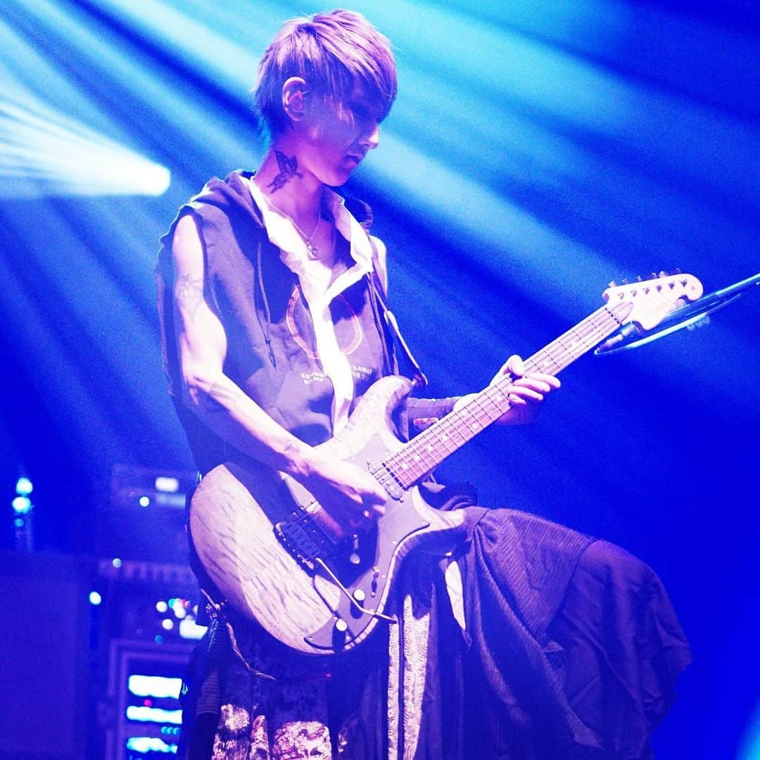 のインスタグラム：「昨日のライブから使いだしたKnaggsのギター。最近レコーディングでも使ったりしてるんだ。 こんな世の中だけど、いつもの生活に戻れた時の為にも新しくオーダーたんだ。出来上がりが楽しみ！  I've been using Knaggs guitars since yesterday's gig. I've also been using it for recording lately. I've ordered a new one for when I get back to my normal life in this world. I'm looking forward to the finished product!  #knaggsguitars  #knaggs #knaggssevern  #knaggssevernx  #peavey  #5150 #peaveyjapan」