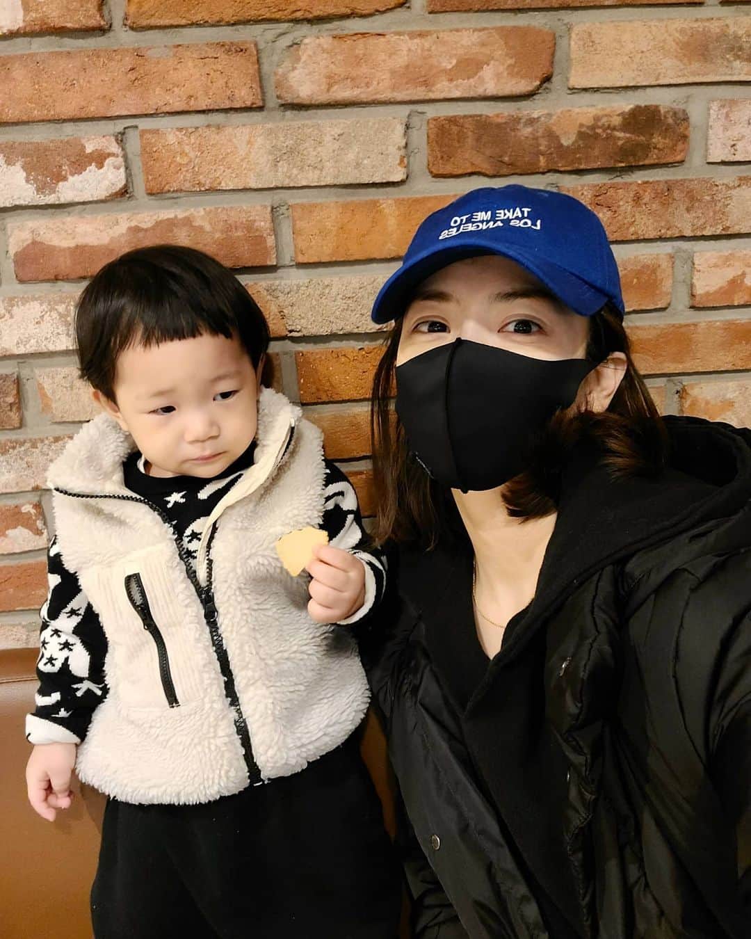 ユ・ハナのインスタグラム：「저녁무렵 동네 이디야카페는  낮과는 달리 사람이 없고  늘 웃고 계시는 중년의 여사장님이 밝게 맞아주신다.   큰헌이가 몇일 없던 마지막날의  둘만의 데이트는 카페에서❣  호기심많은 동글이 니트도 바지도 신혜누나꺼 물려받아입었지만  너무 잘 어울리는 동글이🎶  넌 이디야뽀로로주스 난 아아젤큰싸이주스」