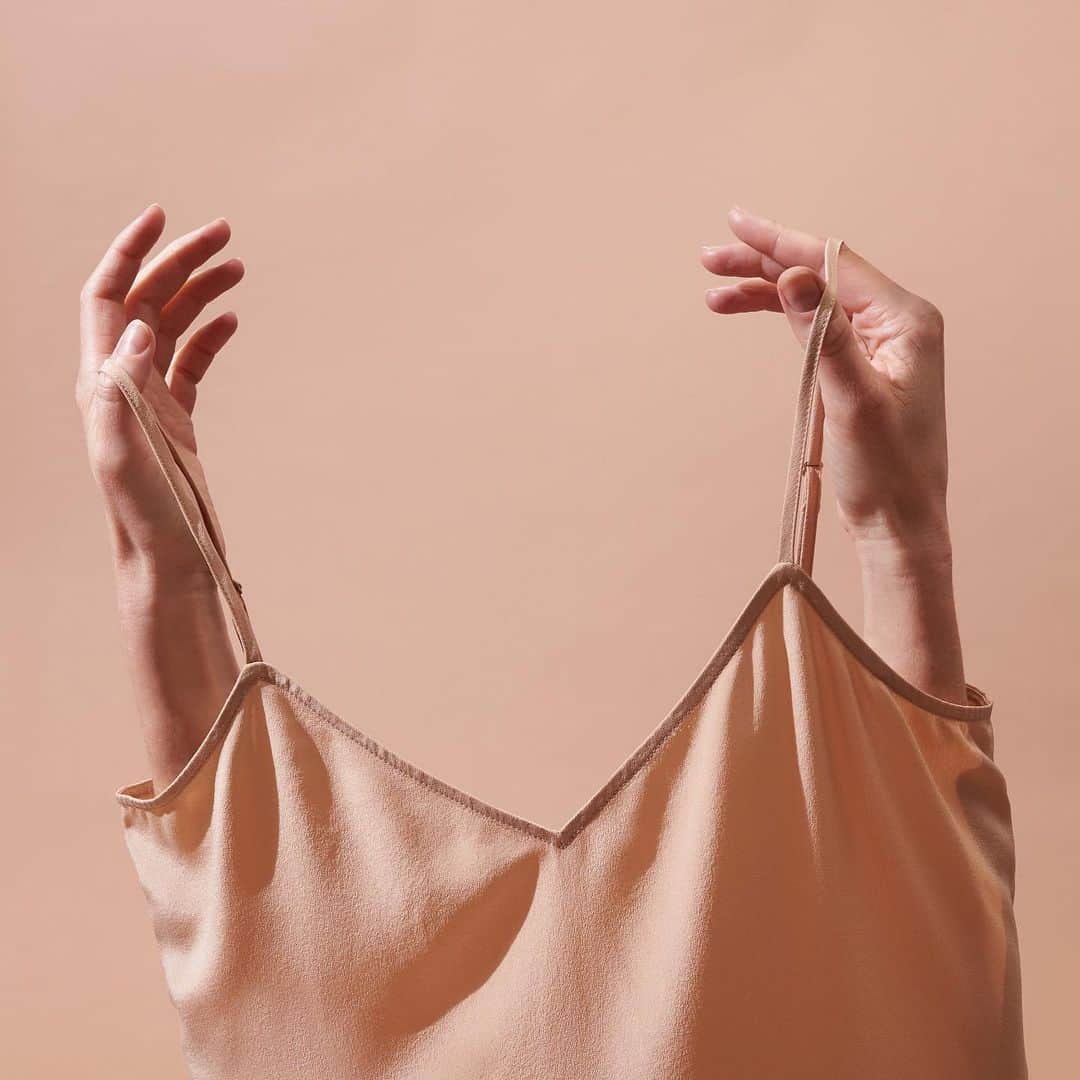 Banana Republic のインスタグラム：「Shimmy into soft silk with our V-Neck Layering Slip from True Hues. Made with a washable silk fabric, it's the effortless essential you need for an extra layer of cover. #TrueHues」