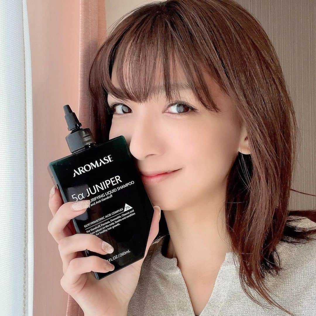 のインスタグラム：「台湾発AROMASE 5α Juniper ディープ頭皮ケアシャンプーを使用してみたよ！  100人の皮膚科医が薦めるスカルプシャンプーで、頭皮のケアにも最適なオーガニックシャンプー🧴  このシャンプー、ハーブエキスが頭にスーッと気持ちよくて洗い上がりが爽快すぎる✨  とろみがないシャンプーですが泡立ちもちゃんとして良い感じでした🙌  個人的にすごく気持ちよくてお気に入りです☺︎  フォロワー様の中から抽選で商品を1名様にプレゼントだそうです🎁  ================  AROMASEディープ頭皮ケアシャンプーの使い方 1. シャンプーを「乾いた頭皮」に直接付ける。 2. シャンプーを付けながら、頭皮をマッサージ。  楽天プロモーションコード： IH8V-DONK-UOAR-YO38  ================  #AROMASE#AROMASE5αJuniperDuscalpケアシャンプー#シャンプー#シャンプーマニア#スカルプケア#頭毛ケア#髪質改善#ヘアケア#美容マニア#pr」