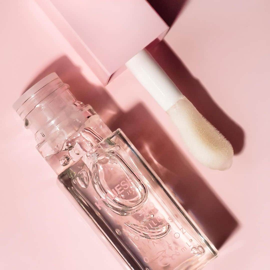 Kylie Cosmeticsさんのインスタグラム写真 - (Kylie CosmeticsInstagram)「@kylieskin lip oil restocks tuesday 2.23 on kylieskin.com 💋💦」2月21日 10時25分 - kyliecosmetics