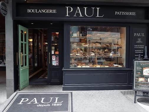 後関好宏さんのインスタグラム写真 - (後関好宏Instagram)「クロワッサン研究 4店舗目はPAULのクロワッサン。  PAULはパリで130年の歴史を持つ老舗のパン屋さん、 パリの街には沢山PAULの店舗が有るので朝散歩しながら「PAULがやってるし🥐でも食べようかなぁ？」みたいな感じで気軽に買えるお店。  ネットで調べてみたら👇 『フランスで作った物を冷凍して、日本で焼成。さらに驚くのがフランスパン。小麦がフランス産なのはもちろん、塩・そして水もフランス産。世界どこでもPAULクオリティ』なのだそうです。  コロナ禍で海外でのライブやインベーダーハントに行かれないこのご時世にパリの味が楽しめる貴重な存在。  袋を開けると、ザ・クロワッサン！！と言えるような定番ド真中のルックス、食べてみると程良き香ばしさ、程良きバター、程良き小麦の甘みと食感、全てが程良き味わいで、パリの朝の街並みが蘇るような気分で毎日でも食べられるバランスの良さ。（ほんとに毎日クロワッサンを食べたら太ると思いますが…。）  他のクロワッサンと違うと思ったところは、端の方はパリパリしていてパイを食べてる感覚なんですが、真ん中に近づくとクロワッサンのふんわりした食感と味わいを感じ、１つのクロワッサンで2種類の味と食感を楽しめました。（食感による味の違いがハッキリと楽しめる感じ！！） 日本とは水が違うとか粉が違うとか？そういう事が作用してるのではと思います。  ちなみに1回目に紹介したエシレのバターを使っているそうです。エシレのクロワッサンは正直僕にはコッテリし過ぎだったのですが、PAULはとにかくバランスが良いです。そして値段はエシレの半額位い！？パリの味がこの値段で食べられるのは貴重です。  ★★★☆☆（星3つ）  #PAUL #paulboulangerie  #ポール #クロワッサン研究 #クロワッサン #heathceramics」2月21日 10時26分 - gosekky