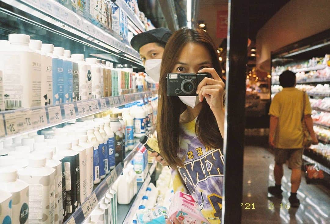 バイトゥーイ・ズワピットのインスタグラム：「รูปจากคุณน้อง #fujiklasse ซึ่งเป็นกล้องงอกล่าสุดในกรุของเตย  ใจจริงไม่ได้ตั้งใจจะดูน้องเค้าเลย แค่อยากได้กล้องpanoramaตัวจิ๋วสักตัว แต่บังเอิญเปิดไปเจอรูปน้องเค้าค่าสินสอดรุนแรงแต่รู้สึกถูกตาต้องใจเหมือนกับรักแรกพบเลยพุ่งไปดูตัวที่ร้าน @gibgaefilm พอได้จับเท่านั้นแหละกระเป๋าตังสั่นเลยแม่ ทั้งความเข้ามือ เสียงชัตเตอร์อื้อหือออ รอต่อไปไม่ไหวจ่ะพาน้องกลับบ้านทันที ถ่ายหมดไป1ม้วนได้เห็นรูปยิ่งประทับใจ🥰🥰🥰  . #zvpfilms #kodakultramax400」
