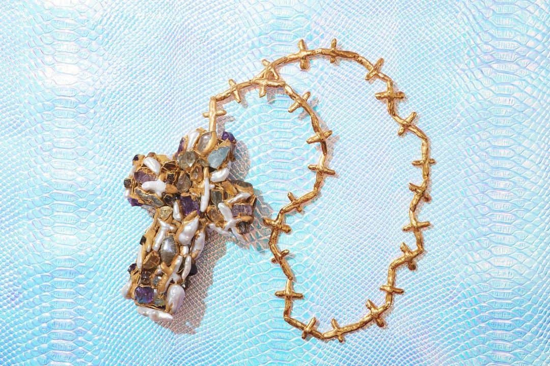 のインスタグラム：「【Info 】﻿ ＜Preek Art Pieces＞﻿ 日本のジュエリーブランド＜Preek(プリ－ク)＞に別注した、パールジュエリーコレクションの第2 弾を2 月23 日(火)にユナイテッドアローズ＆サンズとオンラインストアで発売するのに伴い、＜Preek ＞原点であり、毎シーズンのジュエリーデザインのベースとなっている「Preek Art Pieces」も店頭にて特別に展示発売いたします。﻿ ﻿ デザイナー芦沢佳澄氏より﻿ 【アートピースに寄せて】﻿ キーワードは「土に還る」、「人間らしさを取り戻す」。﻿ 全部同じに見える、整えられた現世（いま）の世の中で　私たちは綺麗な世界しか知らないの？﻿ 人間本来の生き方・感情・人との関わり方・距離感・ゆっくりとした時間の流れ。﻿ 人間は所詮は、自然の中の一部ということ。　生きること。﻿ ものごとの本質。﻿ 迷いや葛藤にも見える、形が不ぞろいなバロックパールと天然石。﻿ そしてそれらをつなぎ合わせるゴールド。﻿ 研ぎ澄まされた人なんていなくて、余分な経験、しなくていい苦労、﻿ 無駄な失敗を全部抱え込みながら　筋を通して生きていく。﻿  ﻿ 間違った道が正しい道。﻿ ---------------------﻿  ﻿ 【UNITED ARROWS & SONSコラボレーションに寄せて】﻿  ﻿ SONSにはいつも新しいことを期待してしまう。﻿ こんな大変な時でも、なにか面白いことを考えているんじゃないか。﻿ SONSのアイデンティティはもちろんのこと、﻿ 昨今の日々にあっても﻿ 自分たちにしかできないことを追求する前向きなエネルギー。﻿ アートピースでは、女性ならではの感受性を表現していますが、﻿ SONSコラボレーションのジュエリーでは﻿ 「楽しさ」や「前進する」という気持ちを形にしました。﻿ Preek 芦沢佳澄﻿ ﻿ エスニックな要素をエレガントに昇華させた唯一無二のコレクションと＜Preek＞が表現する世界観をぜひご期待ください。﻿ ﻿ ﻿ #Preek﻿ #UnitedArrowsAndSons」