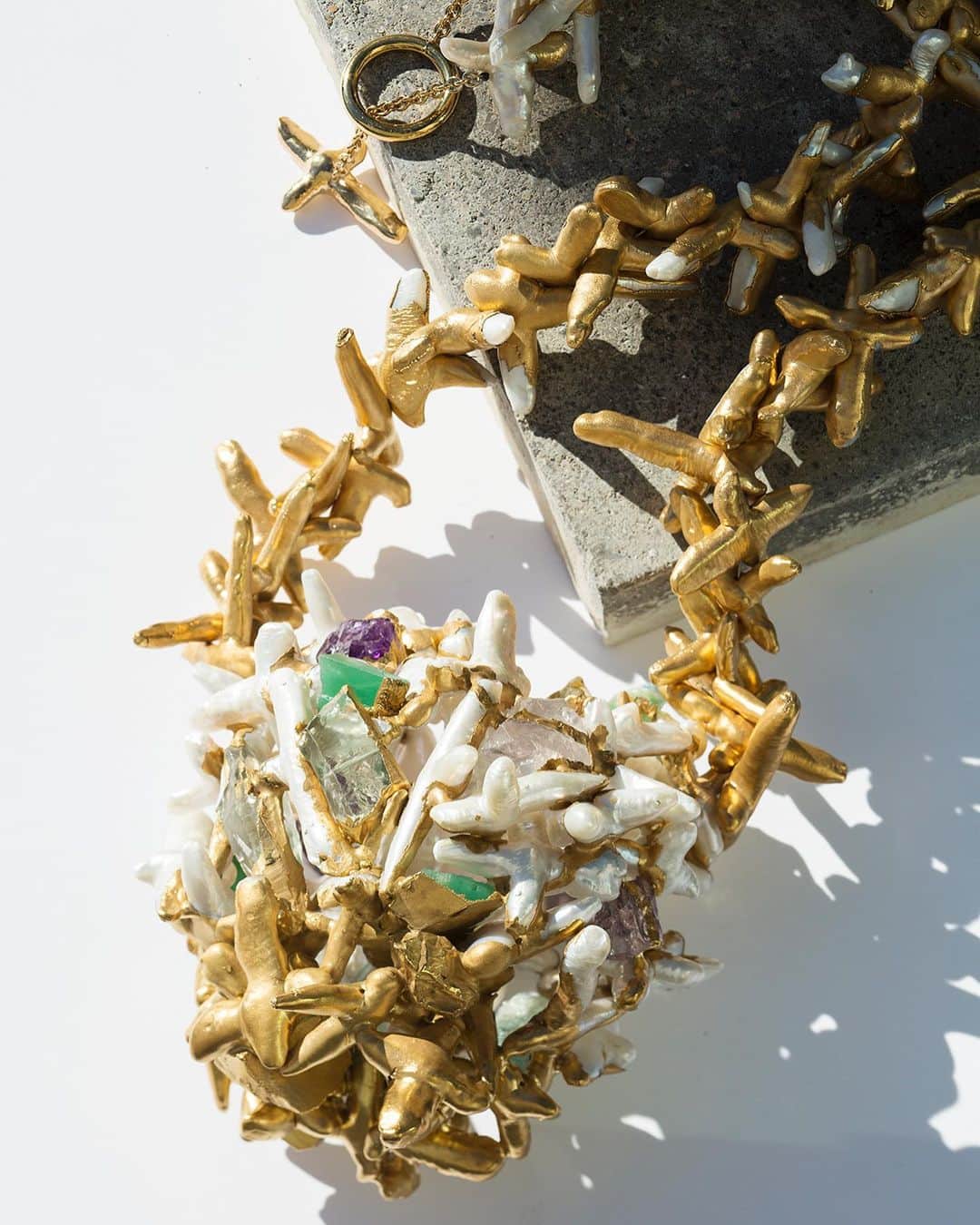 のインスタグラム：「【Info 】﻿ ＜Preek Art Pieces＞﻿ 日本のジュエリーブランド＜Preek(プリ－ク)＞に別注した、パールジュエリーコレクションの第2 弾を2 月23 日(火)にユナイテッドアローズ＆サンズとオンラインストアで発売するのに伴い、＜Preek ＞原点であり、毎シーズンのジュエリーデザインのベースとなっている「Preek Art Pieces」も店頭にて特別に展示発売いたします。﻿ ﻿ デザイナー芦沢佳澄氏より﻿ 【アートピースに寄せて】﻿ キーワードは「土に還る」、「人間らしさを取り戻す」。﻿ 全部同じに見える、整えられた現世（いま）の世の中で　私たちは綺麗な世界しか知らないの？﻿ 人間本来の生き方・感情・人との関わり方・距離感・ゆっくりとした時間の流れ。﻿ 人間は所詮は、自然の中の一部ということ。　生きること。﻿ ものごとの本質。﻿ 迷いや葛藤にも見える、形が不ぞろいなバロックパールと天然石。﻿ そしてそれらをつなぎ合わせるゴールド。﻿ 研ぎ澄まされた人なんていなくて、余分な経験、しなくていい苦労、﻿ 無駄な失敗を全部抱え込みながら　筋を通して生きていく。﻿  ﻿ 間違った道が正しい道。﻿ ---------------------﻿  ﻿ 【UNITED ARROWS & SONSコラボレーションに寄せて】﻿  ﻿ SONSにはいつも新しいことを期待してしまう。﻿ こんな大変な時でも、なにか面白いことを考えているんじゃないか。﻿ SONSのアイデンティティはもちろんのこと、﻿ 昨今の日々にあっても﻿ 自分たちにしかできないことを追求する前向きなエネルギー。﻿ アートピースでは、女性ならではの感受性を表現していますが、﻿ SONSコラボレーションのジュエリーでは﻿ 「楽しさ」や「前進する」という気持ちを形にしました。﻿ Preek 芦沢佳澄﻿ ﻿ エスニックな要素をエレガントに昇華させた唯一無二のコレクションと＜Preek＞が表現する世界観をぜひご期待ください。﻿ ﻿ ﻿ #Preek﻿ #UnitedArrowsAndSons」