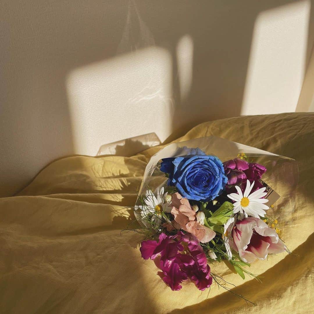 yuikoのインスタグラム：「ぽかぽかな日差しで起きた日曜日の朝にお花が届いた幸 私をイメージして作ってくれたミニブーケ💐 オンラインのお花屋さんだよ🦋 @_ai.flower_  @0.03g」