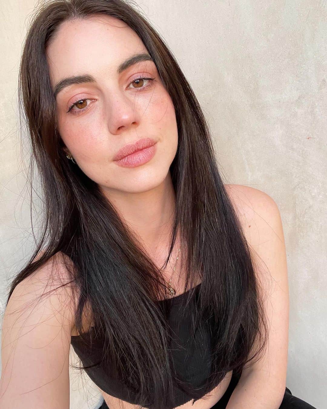 アデレード・ケインのインスタグラム：「No reason but the hair @hairbyadrian ✨」