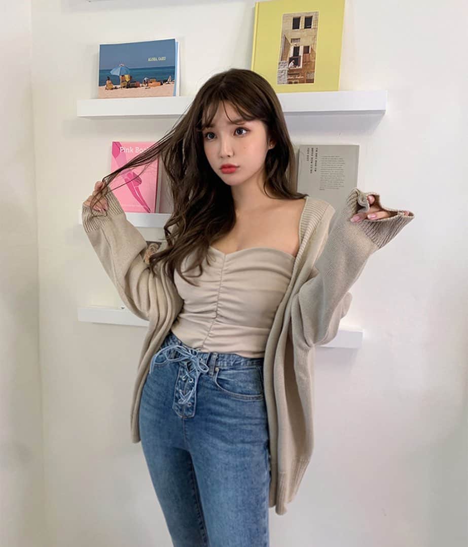 Chuuのインスタグラム：「아니아니 날씨 대체 머선일🙊 지금부터 쭈욱 입기좋은 가디건 추천할게요❣️힙을 다 가리는 기장의 루즈핏 가디건이라 소장하시면 여러룩에 매치하기 좋은 만능템이 될거에요! 꾸민듯 안꾸민듯 여기저기 툭툭걸쳐주세용🕺🏻  #chuu #츄 #lovely_daily_look_chuu」
