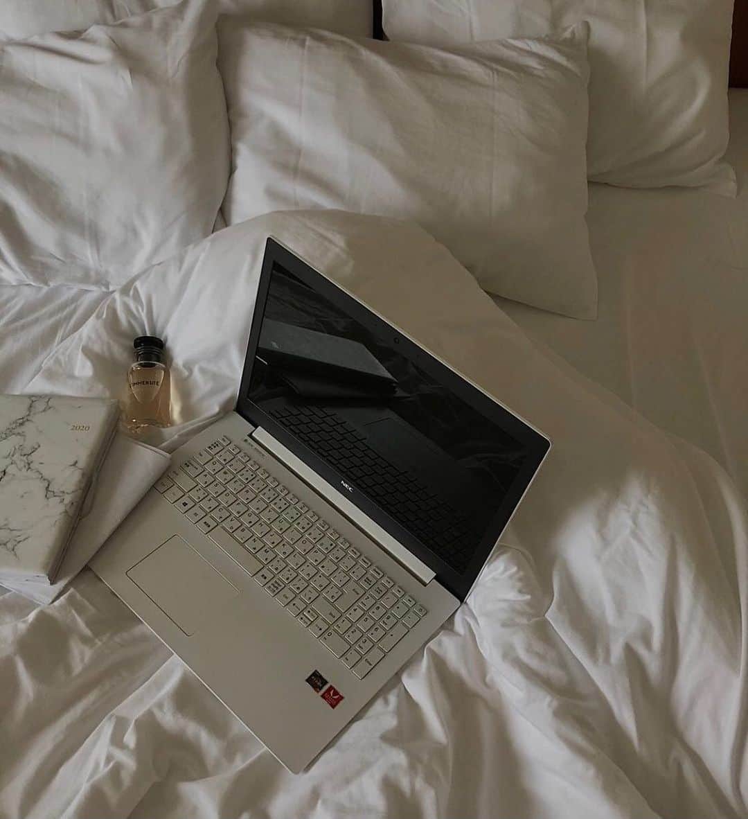 celia_azumaのインスタグラム：「Sunday ⛅️💻 #dayoff #dayoffvibes」