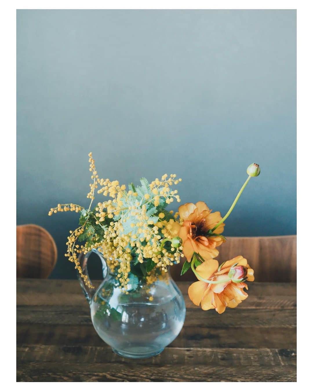 高山都さんのインスタグラム写真 - (高山都Instagram)「花瓶にヒビが入ってて水漏れに気づき、萎れた花と入れ替えた。 なんとなく生けたバランスがとても可愛い時もある。 今日の天気は黄色もよく似合う🌞」2月21日 10時35分 - miyare38