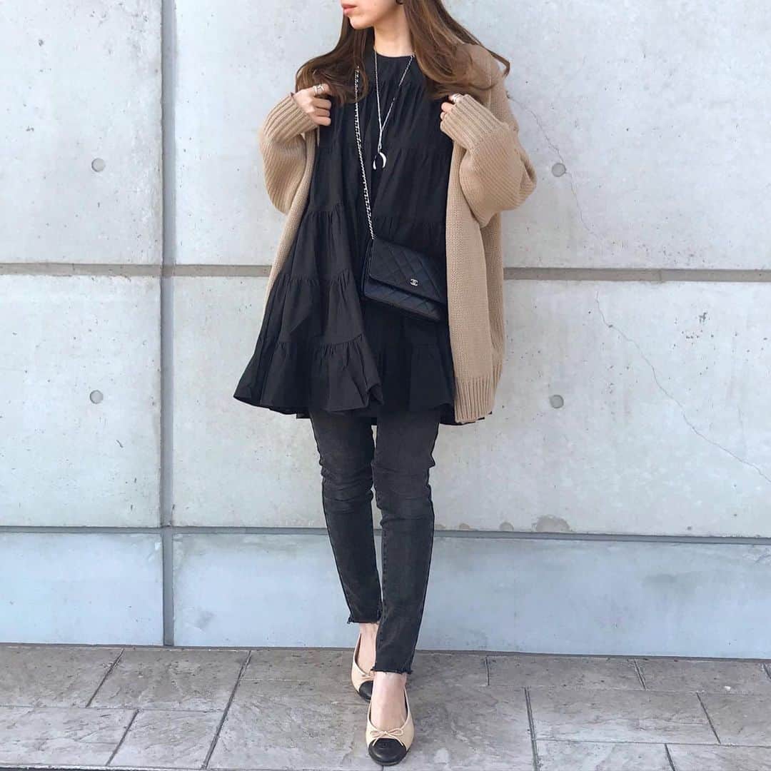 mario_dozonoのインスタグラム：「* 🐈‍⬛🐕✔️ black × beige…❤︎ * @mite__official のチュニックワンピが着たくてしたコーデ🥰 * コットン素材だからまだ一枚では着れないけど、ゆるカーデと合わせればOK👍✨ * 横から見た時のフレア感が可愛すぎる😍 * * onepiece… @mite__official cardigan… @classicalelf_official denim… @uniqlo bag ＆ shoes… @chanelofficial * * * #outfitoftoday #instafashion #chanelbag #uniqlodenim #chanelshoes #mite #mite_official #uniqloコーデ #ミテガール #クラシカルエルフ #コットンワンピース #チュニック #チュニックワンピ #ワンピースコーデ #ユニクロデニム族 #ユニクロコーデ #ユニデニ #ウルトラストレッチジーンズ #ゆるふわ巻き #シャネルバッグ #大人女子コーデ #カジュアルコーディネート #大人カジュアルコーデ #ママコーディネート #きれいめカジュアル #30代ファッション #アラフォーファッション #大人シンプルコーデ #デニムコーデ」
