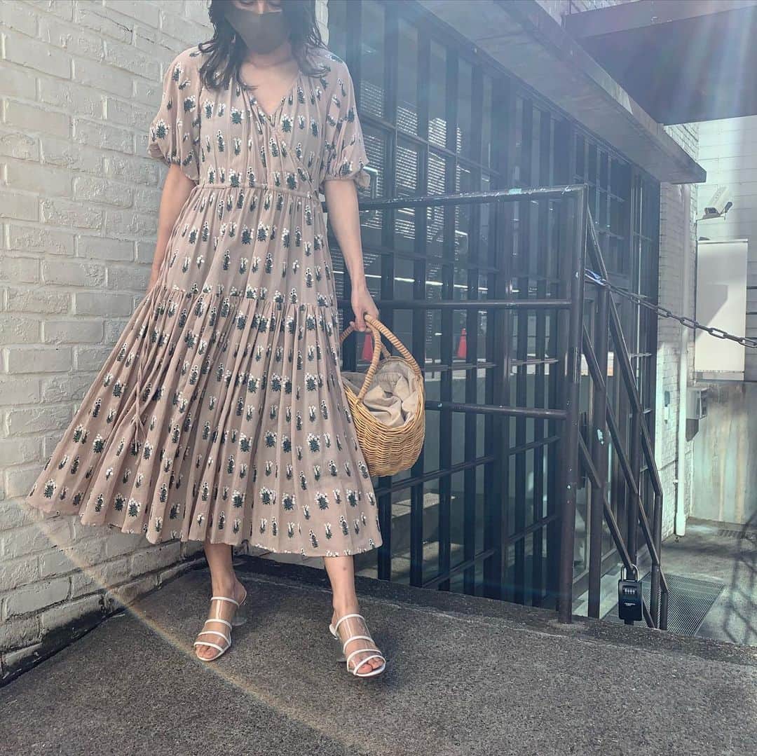 Tsuru by Mariko Oikawaのインスタグラム：「New arrival!  春の暖かな日差しにピッタリの刺繍ワンピース◎着心地のいいコットン素材で気持ちまで優しく♪  Tarantella/BEIGE ¥45,000+tax  Fizz/WHITE ¥22,000+tax  #tsuru #tsurubymarikooikawa #2021ss」