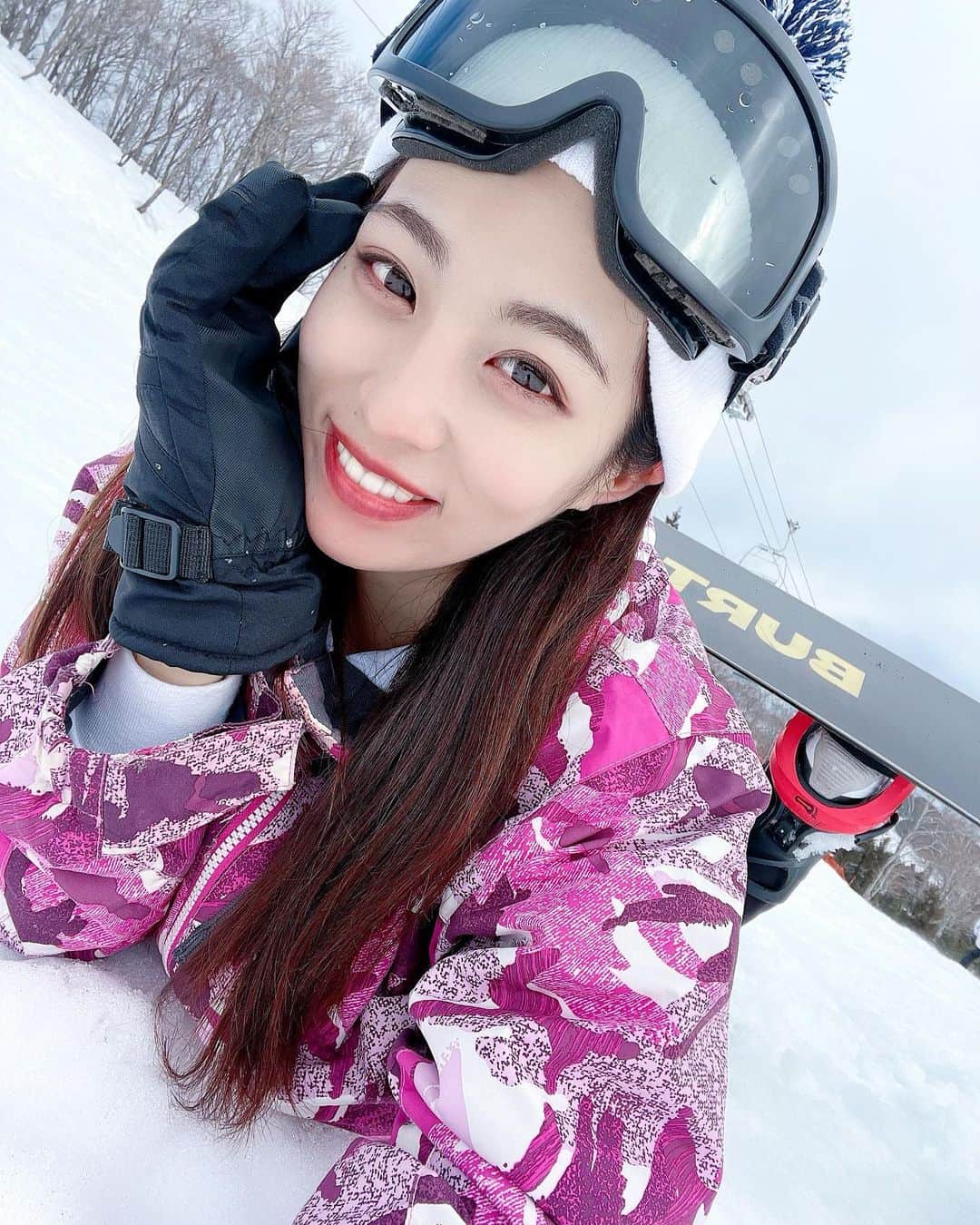 絹野志朋のインスタグラム：「. スノボいってきます〜☃️💕 今季はスノボ納めかな！いい天気！ . . #スノボー女子 #スノボ女子 #スノボ #スノボ好きな人と繋がりたい  #スノボー #スノボ男子 #スノボウェア」