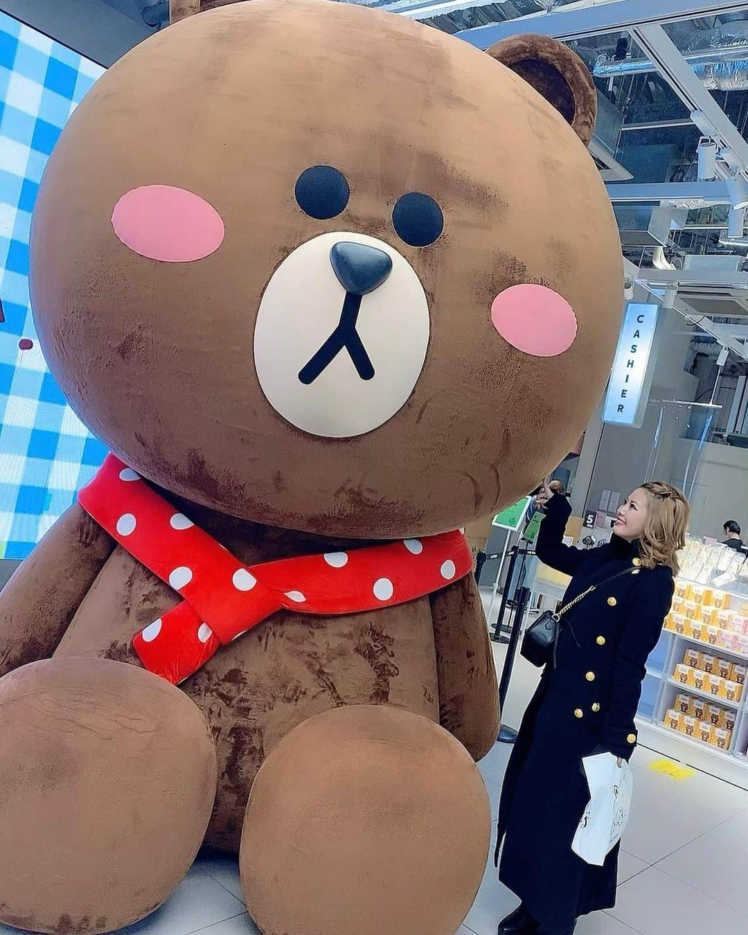 Hazukiさんのインスタグラム写真 - (HazukiInstagram)「❤︎ 巨大ブラウンをつついてみた🧸笑 韓国ぶりに付き添いで行ったのに 可愛いすぎて私の方が買うってゆう結果💓笑 . #line #lineフレンズストア原宿  #linefriends #linefriendsstore  #🧸」2月21日 10時41分 - hazuki_.738