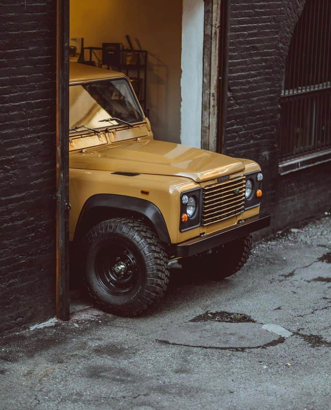 トッドスナイダーのインスタグラム：「Just a little dreaming via @brooklyncoachworks 🖤👌 #carenvy #toddsnyder #tsmoodboard #drivetastefully #landrover」