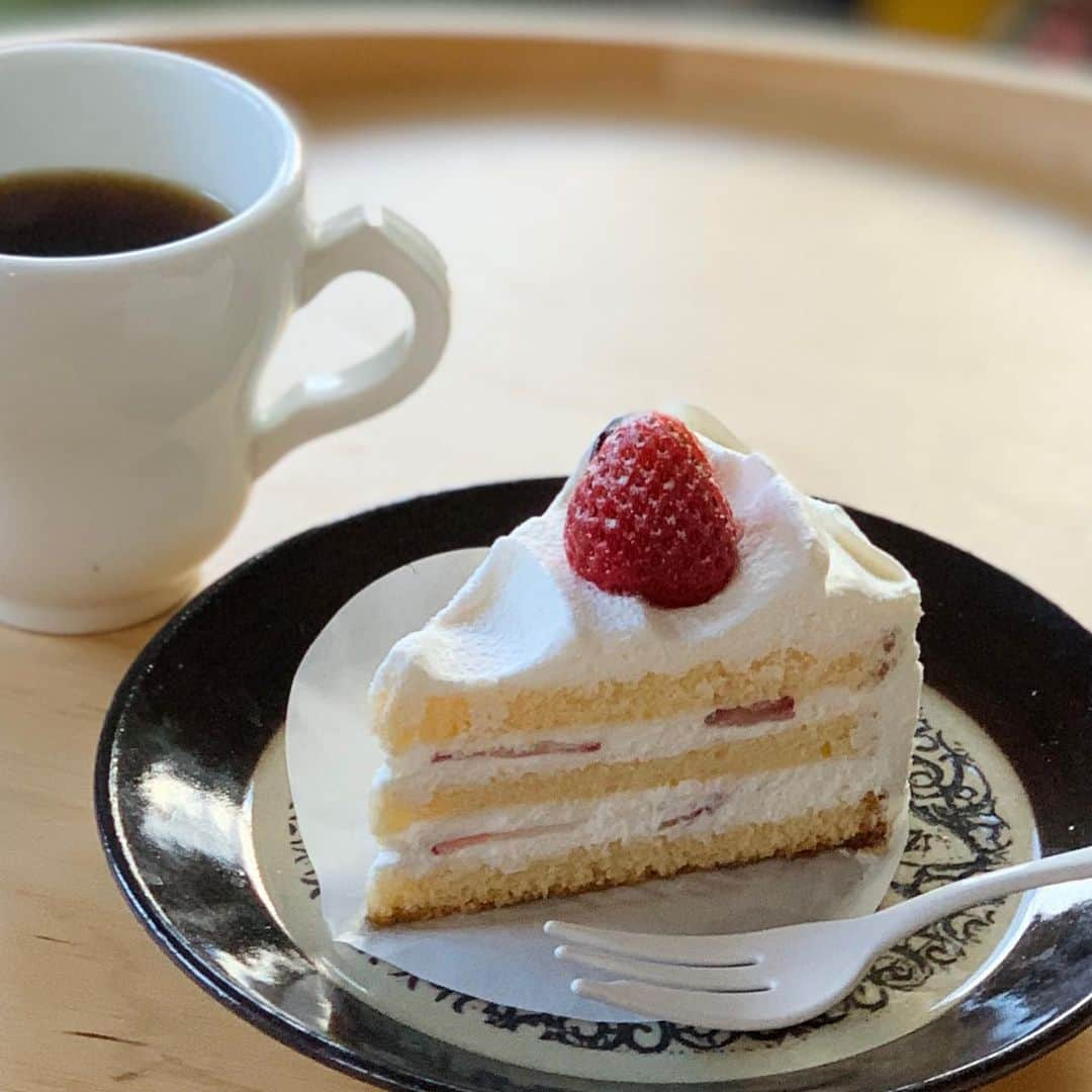 OKAさんのインスタグラム写真 - (OKAInstagram)「スタンダードな苺のショートケーキを食べるのは何年ぶりかな。童心に戻る味。  #永福町リコメンド #patisseriefrips」2月21日 10時56分 - ytrpics