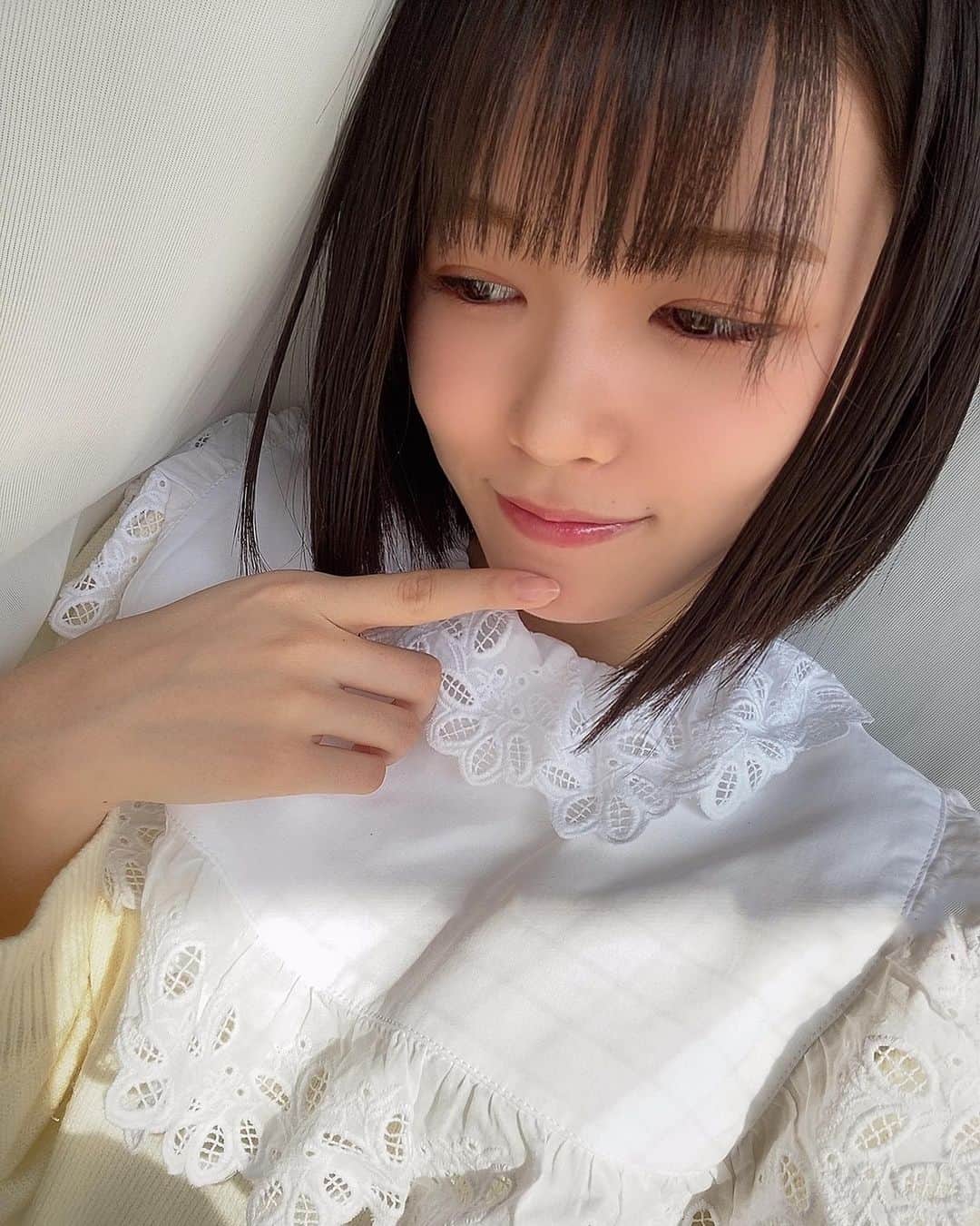 のインスタグラム：「💛💛💛﻿ ﻿ 晴れてるからカーテンの中で自撮りした🥳﻿ 襟が大きくて可愛いの💓﻿ ﻿ #niceclaup」