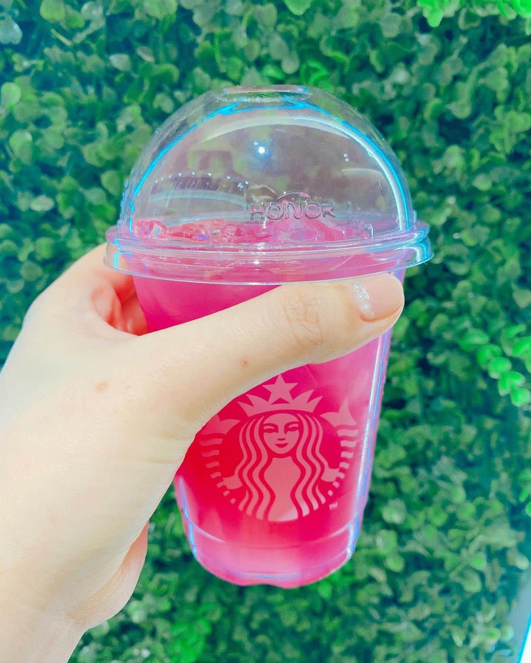 チョン・ユネ のインスタグラム：「#핑크용과레모네이드 #스타벅스 #starbucks 벌써 봄인가봄 #spring」