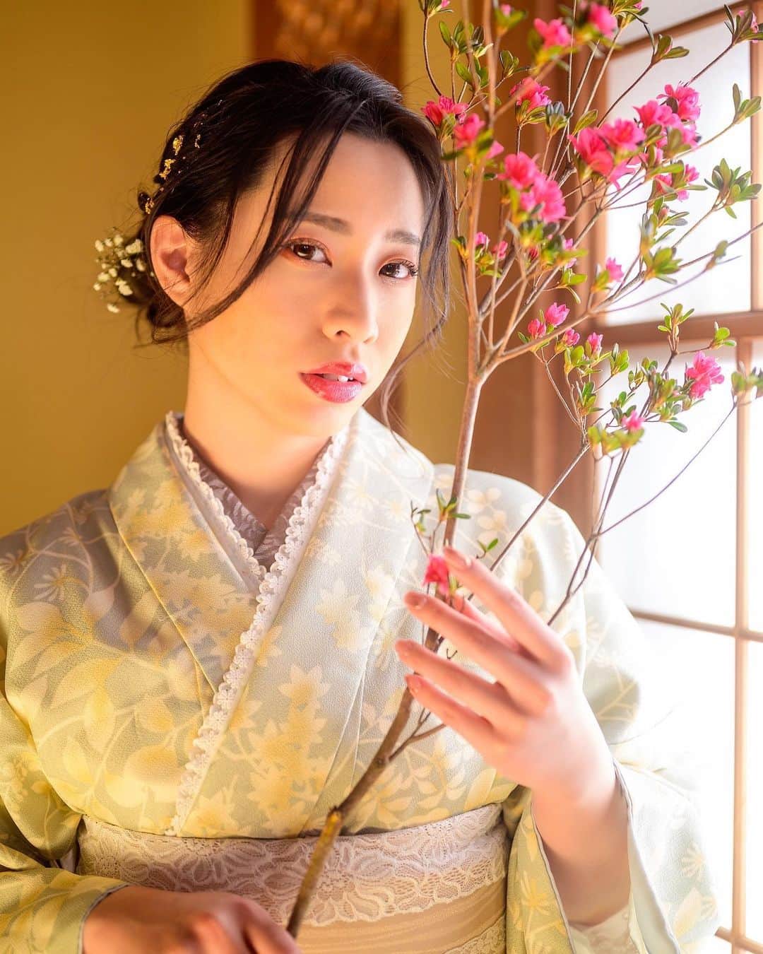 RINA（木植里奈）のインスタグラム：「❤︎. . 着物女子いかが？？👘•°✻ . . . . . #シルバーブーツ じーふぉり撮影会  #じーふぉり #着物 #着物ヘア  #着物女子 #kimono  #kimonostyle  #黒髪 #被写体 #撮影会 #ポートレート #写真好きな人と繋がりたい  #カメラ好きな人と繋がりたい  #作品撮り  #ファインダー越しの私の世界」