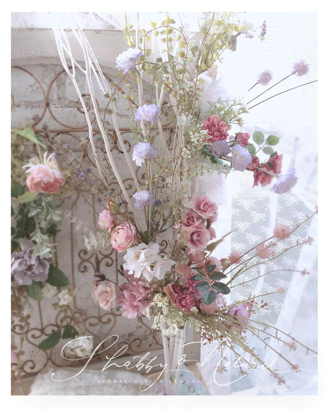 Shabby & Naturelのインスタグラム：「春よこい！　は～やくこい！ ・ そんな歌を口ずさみたくなるほど、春(^^♪　な景色。 群馬認定校の、　@n_colore.flower  先生の作品です。 ・ #snブラッシュアップ  ・ ご本人も素敵な春のオーラに包まれていて、一緒にいるだけでわくわくドキドキ(^^♪　楽しいです！  ・ ・ 大阪なおみ選手。 昨日の全豪オープンは嬉しかったですね。(^ ^) 強くて、キュートで、人間的にもすごく成長されていて。 ・ スピーチもかわいくて、素敵でした(^^♪ 日本の旗が誇らしかったです。 ・ みんなが、勇気と元気をたくさんもらったことでしょう！ ・ ・ また今週もみんなで頑張っていきましょうね～(^^♪ ・ ・ #シャビーアンドナチュラル #シャビーアンドナチュラル認定校 ・ #flowerarrangement#shabbychic#シャビーシック #アレンジメント #フラワーアレンジメント#フラワー #アーティフィシャルフラワー#ナチュラル #シャビーアンドナチュラル#シャビナチュ#フラワーデザイン#リース @mm_branding_design」