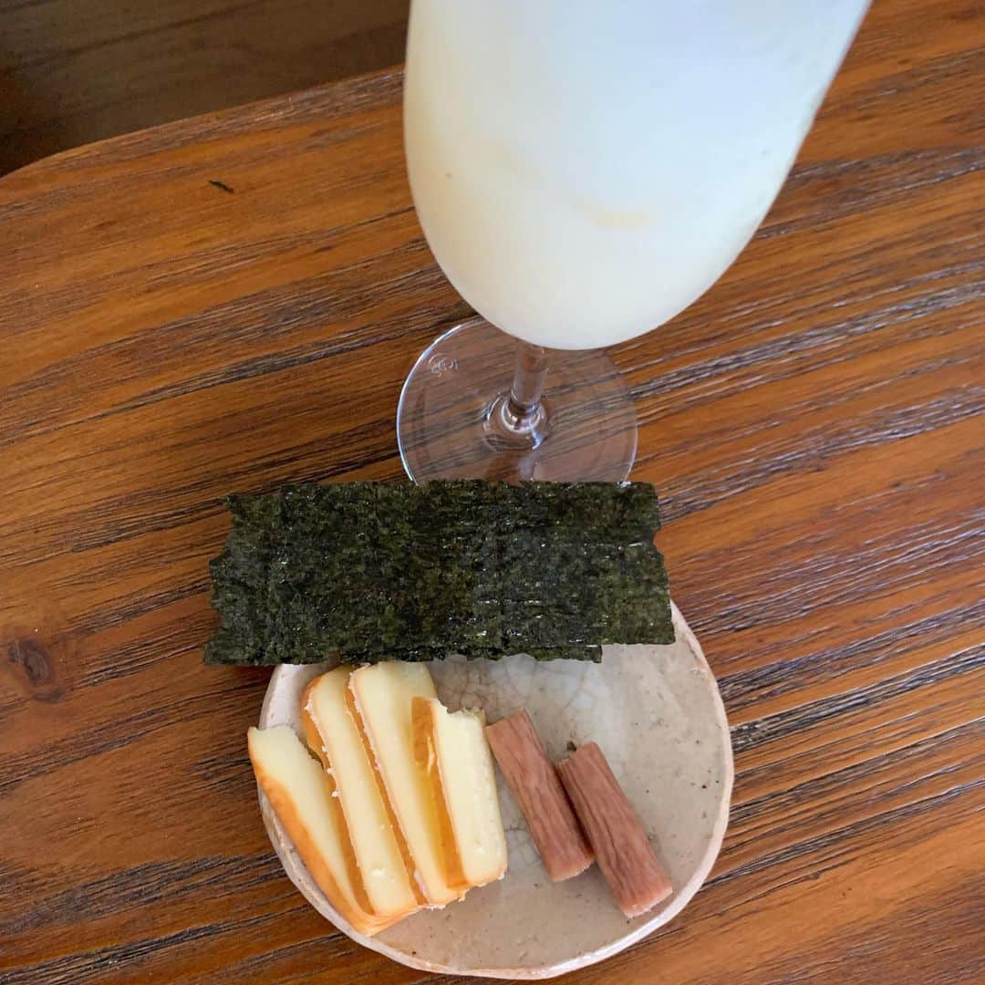 のインスタグラム：「Hello Today.  Sunday morning drinker. 燻製cheese美味い made of melime」