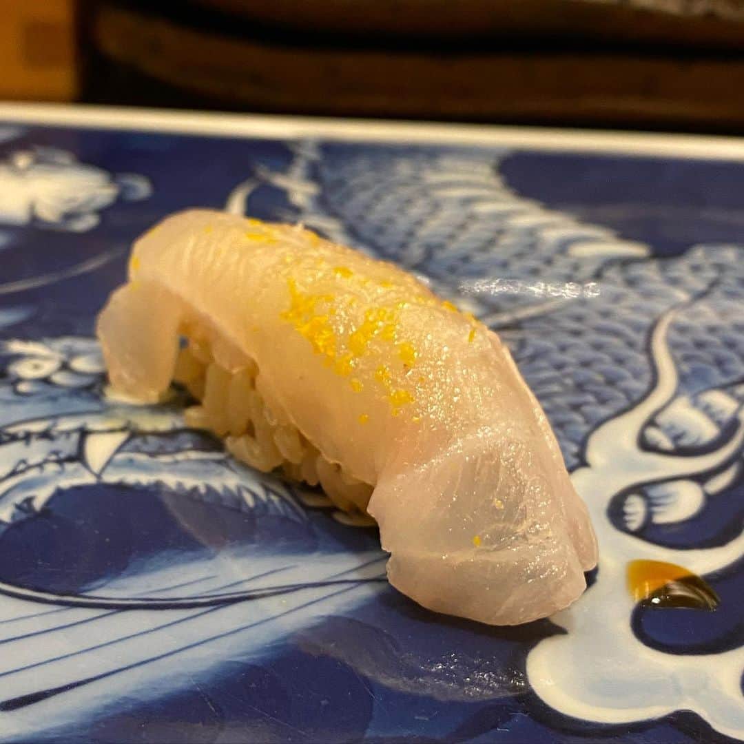東京外食女さんのインスタグラム写真 - (東京外食女Instagram)「#さえ㐂 #銀座 . . . 宇宙に思いを馳せながら 今日も地球人のわたしは 銀座で鮨を食べています。 . . さえ㐂さんのつまみが終わったら いよいよ鮨。 . 小肌がとってもおいしかった。 . . 握り編は力尽きてしまったので ひとこと…。 . . さえ㐂さんまじで好きです。 . .  #さえ㐂 #東京鮨 #sushi #japanesefood  #japaneseculture  #japantravel  #銀座グルメ #銀座鮨 #東京外食女 #いい店員さんがいるお店」2月21日 11時10分 - himeno_0729