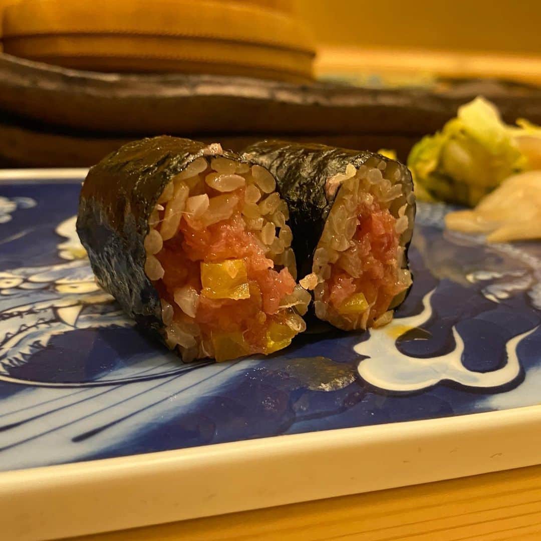東京外食女さんのインスタグラム写真 - (東京外食女Instagram)「#さえ㐂 #銀座 . . . 宇宙に思いを馳せながら 今日も地球人のわたしは 銀座で鮨を食べています。 . . さえ㐂さんのつまみが終わったら いよいよ鮨。 . 小肌がとってもおいしかった。 . . 握り編は力尽きてしまったので ひとこと…。 . . さえ㐂さんまじで好きです。 . .  #さえ㐂 #東京鮨 #sushi #japanesefood  #japaneseculture  #japantravel  #銀座グルメ #銀座鮨 #東京外食女 #いい店員さんがいるお店」2月21日 11時10分 - himeno_0729