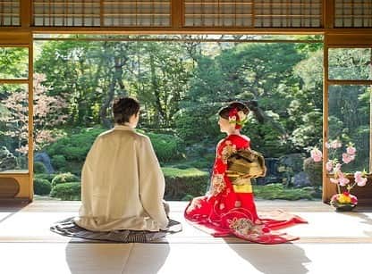 桜鶴苑のインスタグラム：「【絵になる！美しき縁側ショット📸】 こんなバックショットをゆっくり撮れるのも 前撮りならでは✨  １日一組限定だから、自由に撮りたいものを 残すのにもオススメです😊   #桜鶴苑 なら毎週 #ブライダルフェア 開催中！ HPよりご予約・ご相談くださいませ ◎当日予約可能◎ 京都の観光名所『南禅寺』『平安神宮』の近く！ 地下鉄東西線蹴上駅 徒歩7分 お気軽にお電話くださいませ ☏075-771-4111  #結婚式 #挙式 #披露宴 #神前式 #人前式 #神社式 #和婚 #和装 #京都 #kyoto #京都結婚式 #京都婚 #京都神社 #神社仏閣 #白無垢 #色打掛 #京都前撮り #前撮り #大人婚 #少人数婚 #家族婚 #プレ花嫁 #卒花嫁 #結婚準備 #関西花嫁 #フォト婚 #料亭ウェディング #和装前撮り」