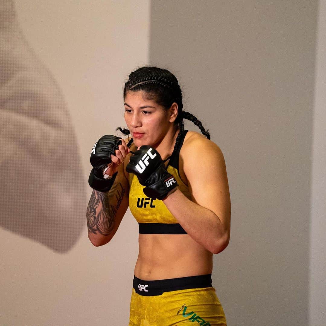 UFCさんのインスタグラム写真 - (UFCInstagram)「Just moments away from making that walk 👊 #UFCVegas19」2月21日 11時22分 - ufc