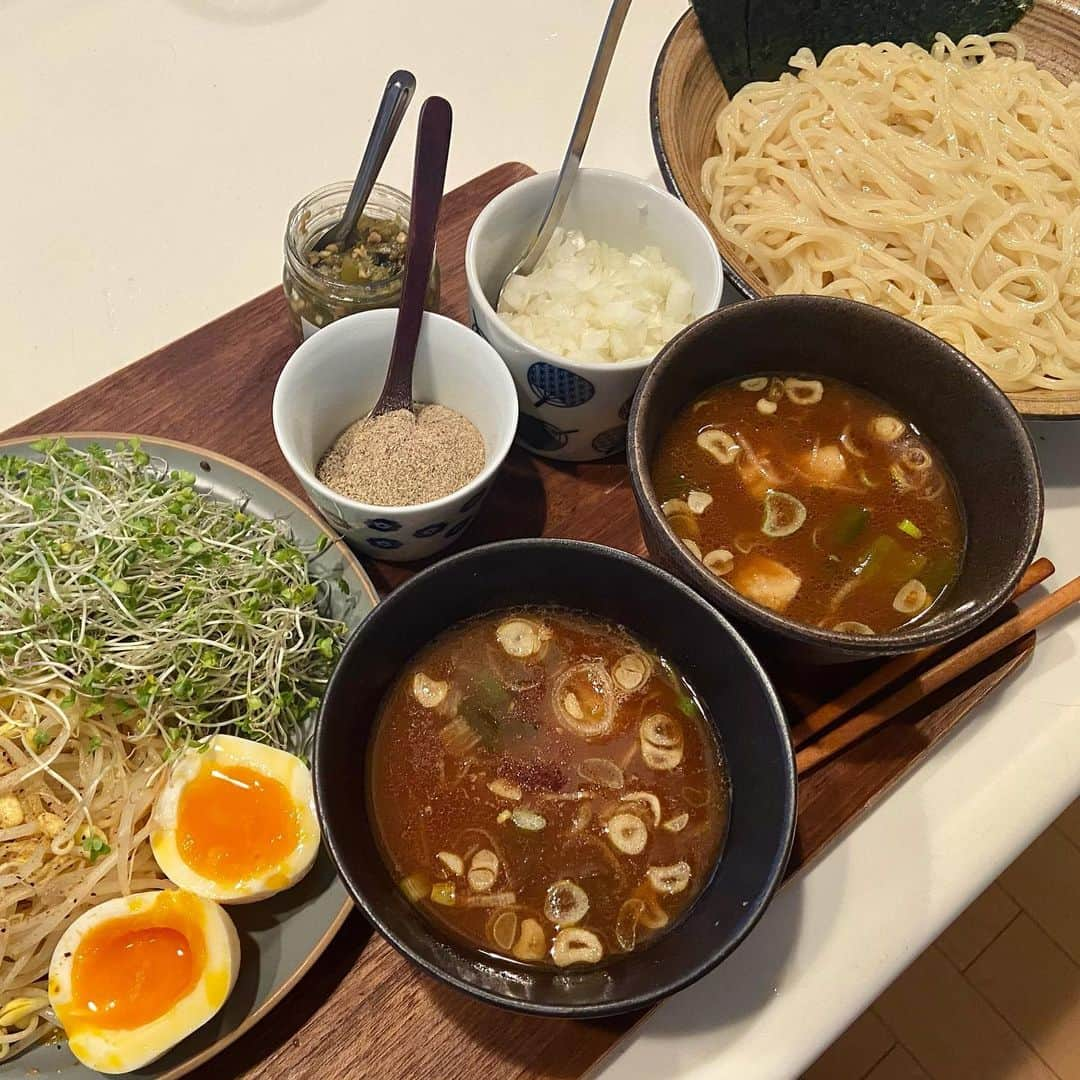 小鳥遊しほさんのインスタグラム写真 - (小鳥遊しほInstagram)「最近おうちで麺屋さんごっこにハマってる！！❶枚目は鶏チャーシュー作ったときの出汁ベースで、スープも手作り👨‍🍳あっさり目だけどしっかり鶏脂のコクがきいてる感じに。これが非常に好評でした🐔🍜  外で食べたらお金のかかるトッピングも家ならやりたい放題！！ ホムパの〆にみんなでつつくスタイルで👌  ❷枚目は市販のつけ麺スープベースにアレコレ足しつつ、お店のようにみじん切り玉ねぎとか魚粉とかを入れ放題に🧅🐟 これまたトッピング祭。鰹粉を絡めたゆで豆もやしとスプラウト、煮卵とノリ。  麺はそれぞれ4玉入りで売ってる生麺の細麺と太麺使用🙃🙂 うまいよね、アレ。  製麺までしだす日も遠くないのでは、と思いつつも、今はまだ市販麺で手軽に楽しみたいのであったー笑  #小鳥飯  #宅麺 #自炊 #手作り #料理 #煮卵 #卵 #卵料理 #チャーシュー #鶏肉料理 #中華 #中華料理 #ラーメン #自作ラーメン #おうちごはん #じぶんごはん #つけ麺 #cooking #noodles #cookingram #麺スタグラム #麺」2月21日 11時26分 - shihotakanashi