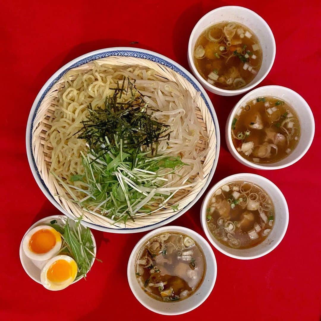 小鳥遊しほのインスタグラム：「最近おうちで麺屋さんごっこにハマってる！！❶枚目は鶏チャーシュー作ったときの出汁ベースで、スープも手作り👨‍🍳あっさり目だけどしっかり鶏脂のコクがきいてる感じに。これが非常に好評でした🐔🍜  外で食べたらお金のかかるトッピングも家ならやりたい放題！！ ホムパの〆にみんなでつつくスタイルで👌  ❷枚目は市販のつけ麺スープベースにアレコレ足しつつ、お店のようにみじん切り玉ねぎとか魚粉とかを入れ放題に🧅🐟 これまたトッピング祭。鰹粉を絡めたゆで豆もやしとスプラウト、煮卵とノリ。  麺はそれぞれ4玉入りで売ってる生麺の細麺と太麺使用🙃🙂 うまいよね、アレ。  製麺までしだす日も遠くないのでは、と思いつつも、今はまだ市販麺で手軽に楽しみたいのであったー笑  #小鳥飯  #宅麺 #自炊 #手作り #料理 #煮卵 #卵 #卵料理 #チャーシュー #鶏肉料理 #中華 #中華料理 #ラーメン #自作ラーメン #おうちごはん #じぶんごはん #つけ麺 #cooking #noodles #cookingram #麺スタグラム #麺」