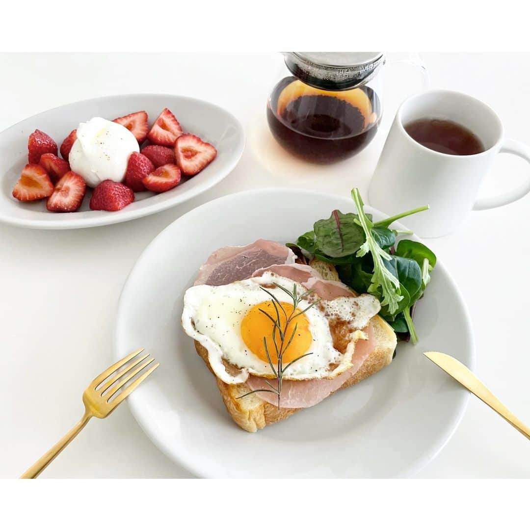 kumiのインスタグラム：「気持ちの良いお天気！ 朝からしっかり食べてお腹いっぱい☺︎☺︎  大好きな苺の季節🍓がやってきて嬉しい。 今朝はブラータと一緒に。  #morning#sunday #cutipol#satarnia#kinto#generalsupply」
