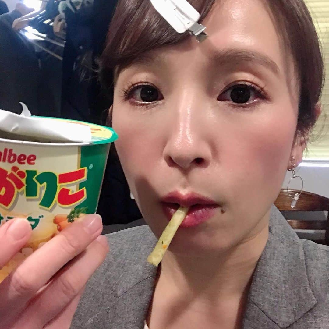 市野瀬瞳さんのインスタグラム写真 - (市野瀬瞳Instagram)「先日都内で、とあるCM撮影がありました！控室に入ると制作スタッフさんからの御祝いのお花が置いてあり感動🥲とーっても楽しい撮影でした！この春から東海地方で流れる予定です。撮影風景や詳細はまた後日🎶 #市野瀬瞳 #CM撮影 #メイク中 #久々のじゃがりこ #とまらない」2月21日 11時27分 - hitomi_ichinose1225