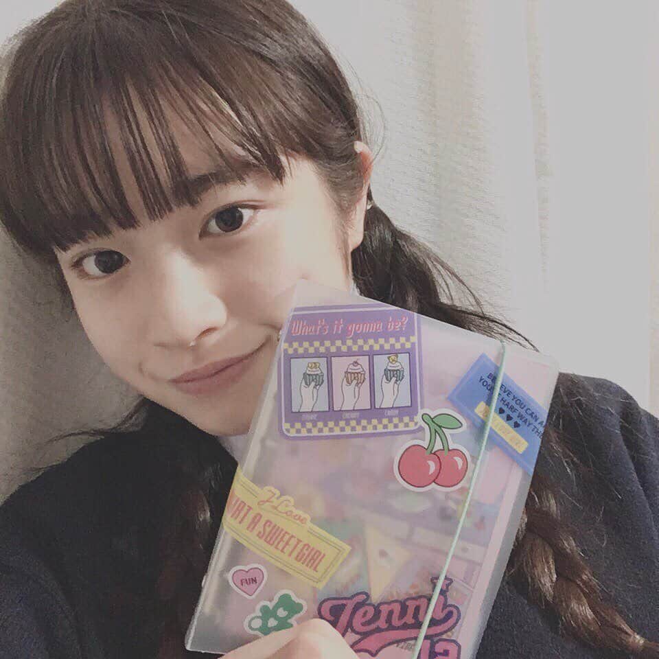 ニコ☆プチのインスタグラム：「アヤナのふろくの使い方🦁 ニコ⭐︎プチ2月号をゲットしてない子は今のうちに〜！✌🏻  私はもうすぐテストなので勉強する時間割を書きました!! 見た目も可愛いので見てるだけでやる気が出ます😆❤️ あっ､ちなみにライオンはペンケースです🦁 テスト勉強頑張りま~す🔥  #ニコプチ #ニコプチふろく #プチモのふろくの使い方  #ニコプチふろくのある生活  #ジェニィラブ #jennilove #ふろく #葛西杏也菜」