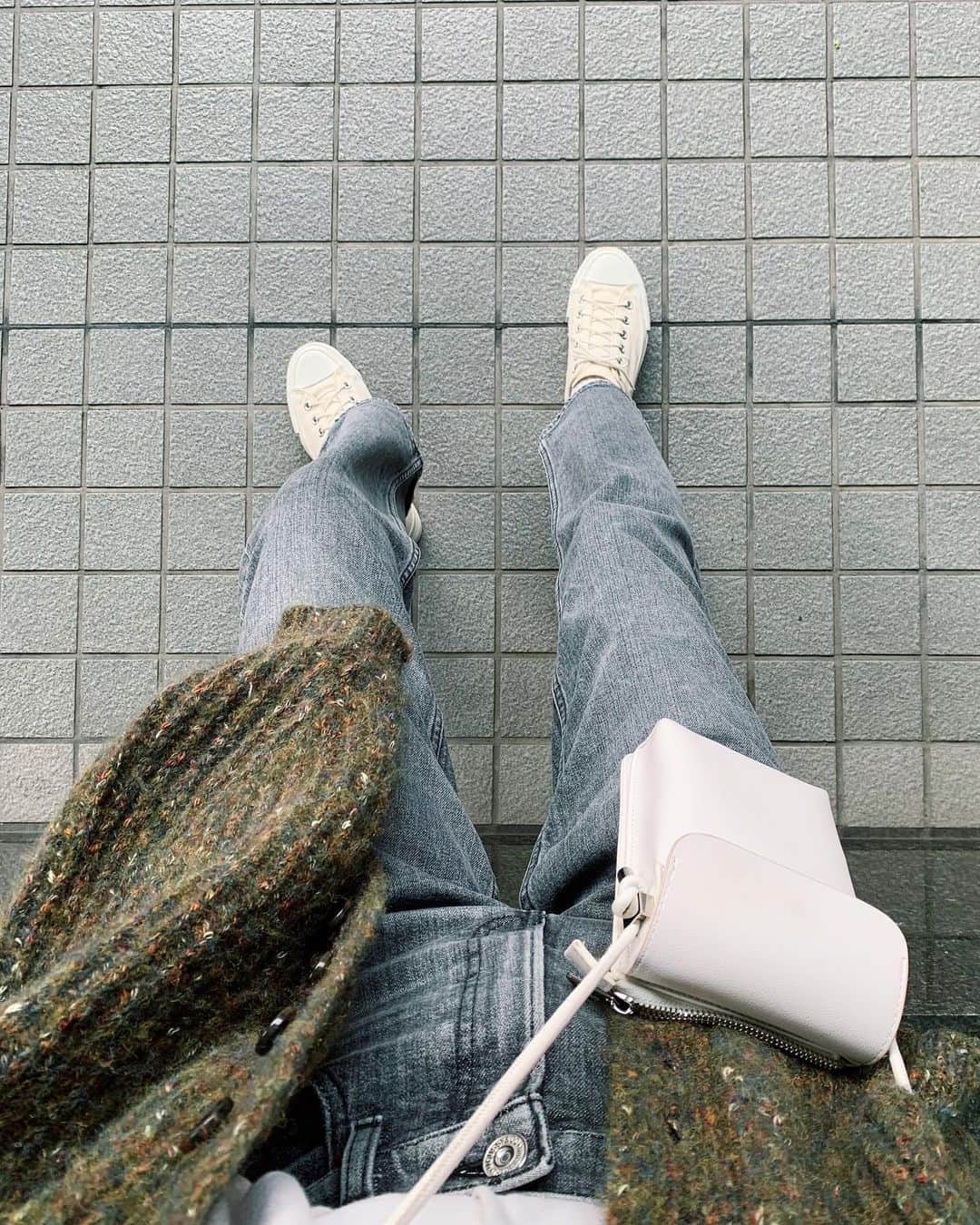 Shiho Sasakiのインスタグラム：「PLAIN JEANS BLK STRAIGHT👖 いい感じに馴染んできてる👏  ジーンズとスニーカーって 休日って感じがして好きだな👟  週末終わり。 あっという間に月曜日🌙 明日からもがんばりましょう💭 #MOUSSY#MOUSSYSNAP#MOUSSYJEANS#MOUSSYPLAINJEANS」