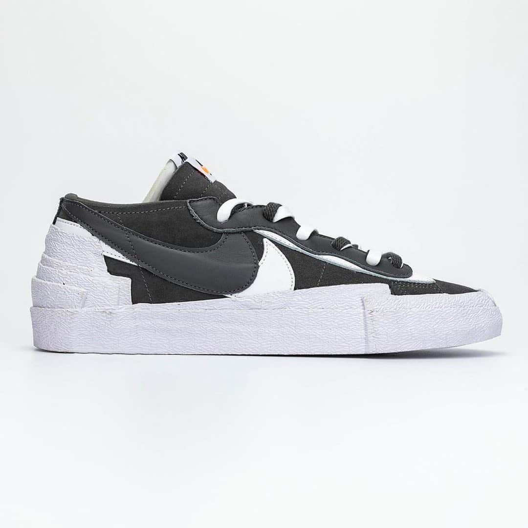 HYPEBEASTさんのインスタグラム写真 - (HYPEBEASTInstagram)「@hypebeastkicks: Take a detailed look at the recently surfaced @sacaiofficial x @nike Blazer Low “Dark Grey.” This iteration features a low-top leather upper marked by stretching overlapped Swooshes at the midfoot and overlays by the lacing that express a two-tone look. Additional branding comes in the form of printed insoles and “NIKE” markings on the heel tabs. Stay tuned for official release details.⁠⠀ Photo: @hanzuying」2月21日 16時57分 - hypebeast