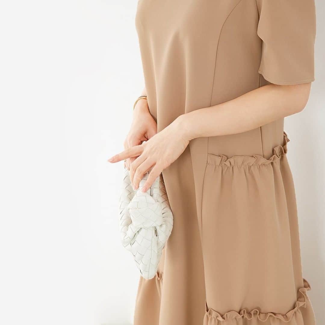 のインスタグラム：「Coming soon...♡ 間もなく発売予定✨  先日のインスライブでも可愛い💕と 反響をいただいた半袖のロングワンピース  Aラインシルエットで着やすく、 さらっとした着心地なのでこれからの季節 1枚で可愛く着こなしていただけます🥰  ※商品の色味は後日UP予定の 公式サイト内商品ページにてご確認ください。  *****  商品についてのお問い合わせは DMもしくは最新投稿へコメントくださいませ♡  @js_staffcode でも受け付けています✨ スタッフコーデも発信中！  ▼購入方法🛒▼. @lialapg プロフィール欄URLより公式サイトへ♪. この投稿の画像をTAPしても◎.  shop @joint_space #jointspace #ジョイントスペース #js_fashion @miki__yoshida  #シンプルコーデ#大人かわいい#きれいめコーデ#きれいめカジュアル#olコーデ#フェミニンコーデ#大人フェミニン#きれいめファッション#159cmコーデ#大人かわいいコーデ#エレガントコーデ#お出掛けコーデ#lialapg#春コーデ#春服#夏コーデ#夏服#ティアードワンピース#ロングワンピース#半袖ワンピース#Aラインワンピース#ティアード#ワンピースコーデ」