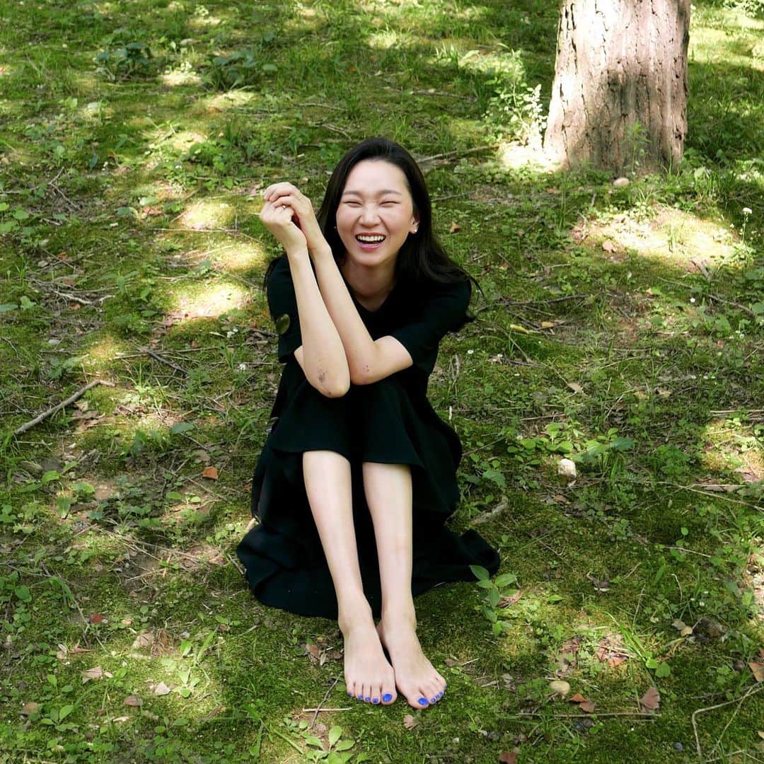 のインスタグラム：「봄아 어서 오렴 :) 🌱🪴🌷🌸💛  #유난히추웠던지난겨울  #네가오기만을기다렸어   Photo by @saiida.seoul  사진은 나의 오랜 친구 사이이다가 찍어준 2017년 리사앨범 사진중에서. 📸」