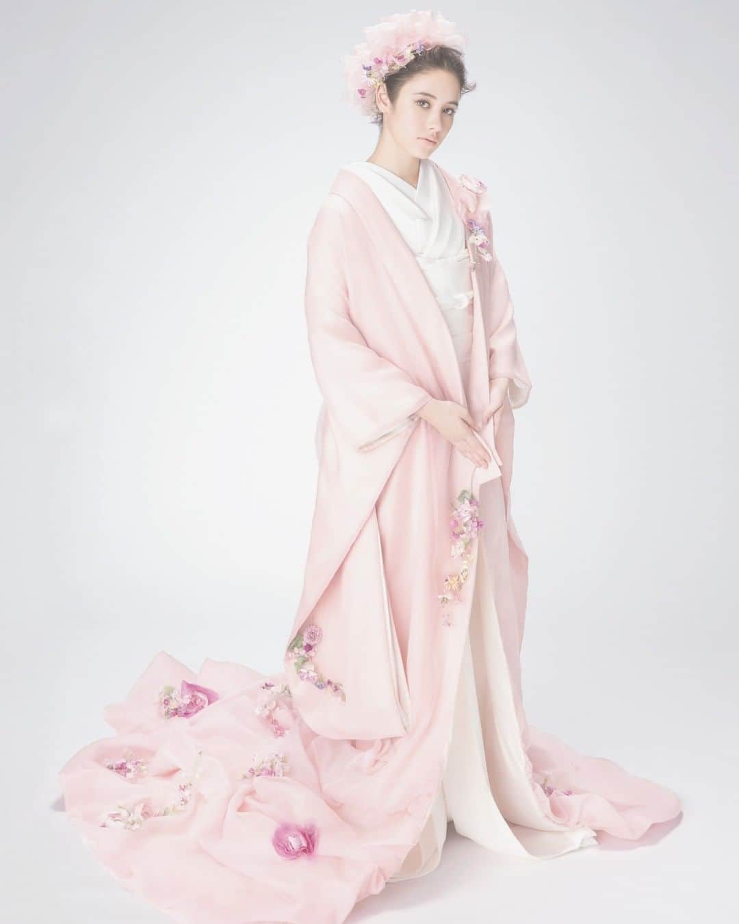 東京會舘本舘ウエディングさんのインスタグラム写真 - (東京會舘本舘ウエディングInstagram)「@tokyokaikan_wedding .——————————. * 優しい彩りのオーガンジーをたっぷりと用いた 透明感溢れる可憐な花嫁スタイル。  ピンクの可憐な小花とビジューをあしらい、 華やかなスタイルを演出いたします。  衣装…#takamibridal #タカミブライダル 彩澄 (Couture Garden 結) * .——————————. #東京會舘 #tokyo #関東花嫁 #weddingdress #東京花嫁 #wedding  #プレ花嫁 #卒花 #結婚式場 #日本中のプレ花嫁さんと繋がりたい #結婚式準備 #ウェディングレポ #ブライダルフェア #チャペル #結婚式 #パーティ #披露宴 #weddingparty #東京 #大正ロマン #ウェディング #会場コーディネート #披露宴会場 #おもてなし婚 #大人花嫁 #和装 #色打掛 #和装コーディネート」2月21日 17時01分 - tokyokaikan_wedding
