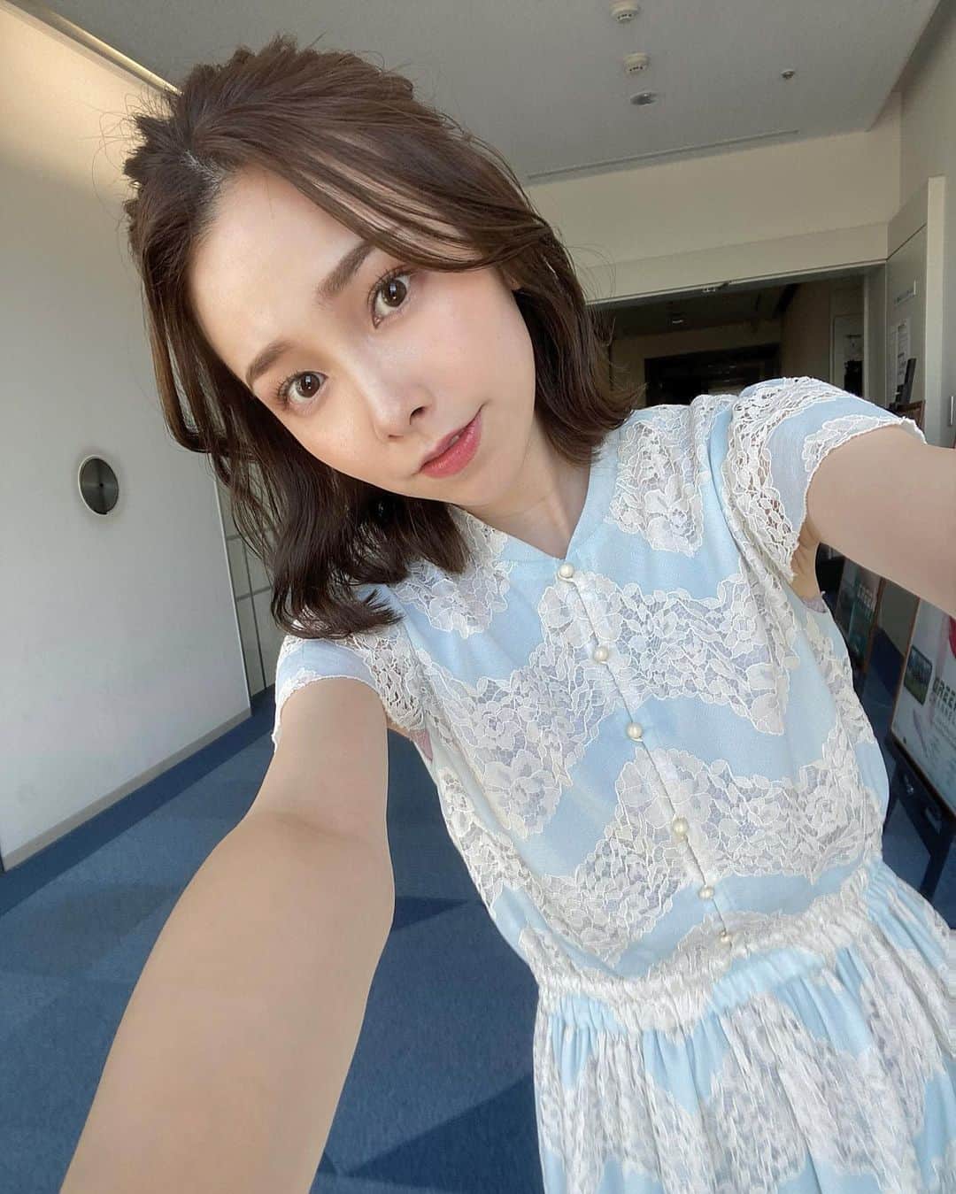 黒澤詩音のインスタグラム：「中央競馬全レース中継🐴 ご視聴ありがとうございました😊  高額馬券が飛び出し、おろおろしてしまいすみませんでした🙇‍♀️  さぁ、本日は今年最初の #G1 レース🏇 #フェブラリーS  勇退される伯楽 角居調教師は、 ワイドファラオと共にこれがラストG1。 そして、エビショーこと蛯名正義ジョッキーが34年の長い騎手人生を終え、鞭を置きます。調教師転身前、最後のJRA全場重賞制覇のチャンスがかかる #小倉大賞典 デンコウアンジュ こちらも必見です。  そして、、、 本日の出演番組のお知らせです📺  『Jリーグ開幕直前スペシャル～ICHIBAN目指せ！～』 2/21(日)19：00～放送！  ⚽️ちばぎんカップ🏆の過去の映像や ＃柏レイソル と #ジェフ千葉 の監督や選手のコメント 両OB解説者が2021シーズン展望を激熱トーク🔥😆🎙️ プレゼント🎁企画もあります🥰❣️  シーズン展望は、 #柏レイソル🔸大谷選手＆古賀選手 #ジェフユナイテッド市原千葉 🔸鈴木選手＆川又選手  です！ こちらもぜひご覧ください💁‍♀️  衣装提供：ori by chouori 👗  春らしいワンピース👗可愛かったです⭐️  #keiba #競馬 #umajo #アナウンサー #衣装 #selfie #code」