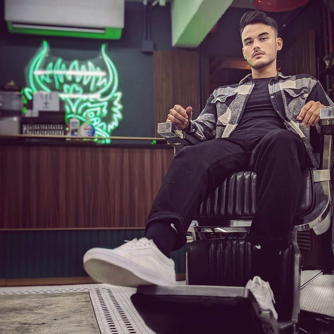 Kam Wai Suenのインスタグラム：「Thank you @thattonytingy &  @cutandco_hk for the haircut and beard trim.  Ready for this busy week 💪🏼💪🏼 #vans #barbershop #menhairstyle #menhaircuts #menhaircut #menhair #barbershophk #vanshk #neonlights #neonsigns #hkkol #hkinfluencer #manwithbeard #menwithbeards #beardstyle #beardgang」