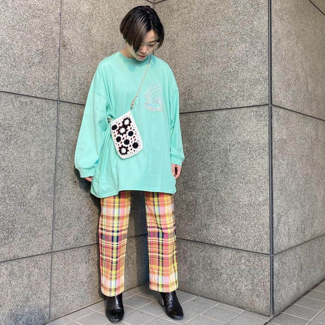 MIDWEST TOKYO WOMENのインスタグラム：「@ponti_tokyo  . DREAMWEAPON LONG TEE ¥19,000(＋Tax) . CHECK JQ SLACS ¥42,000(＋Tax) 1.2size(1着用) . CROCHET BAG ¥16,000(＋Tax) . スタッフ身長160cm . #ponti #ponti_tokyo #ポンティ #チェックパンツ #クロシェバッグ #midwest_official」
